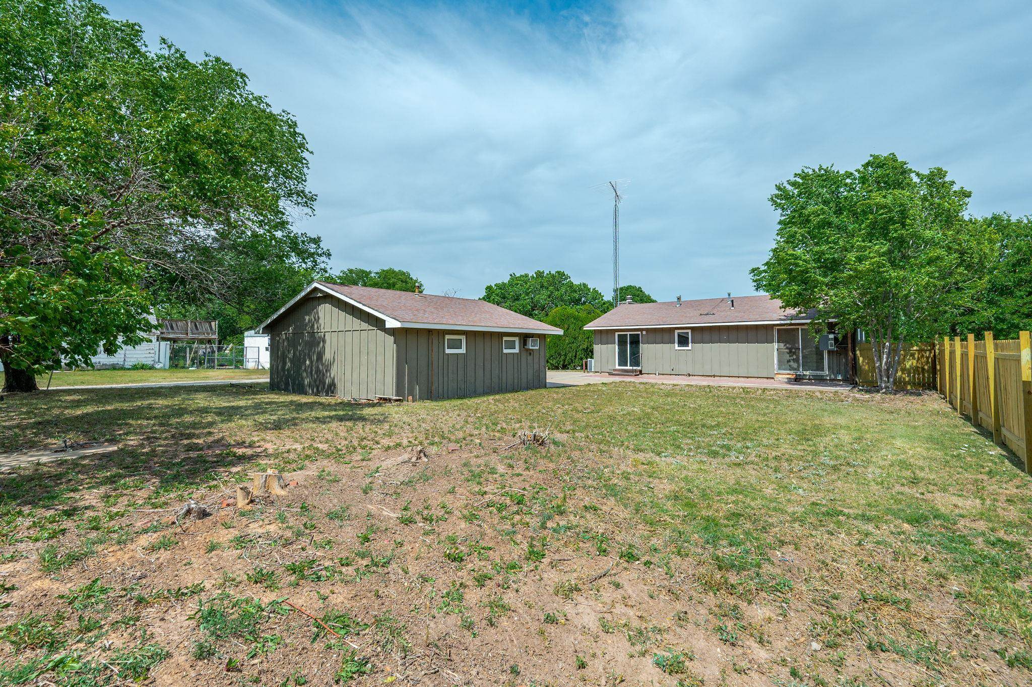 319 N Magnolia Property Photo 23