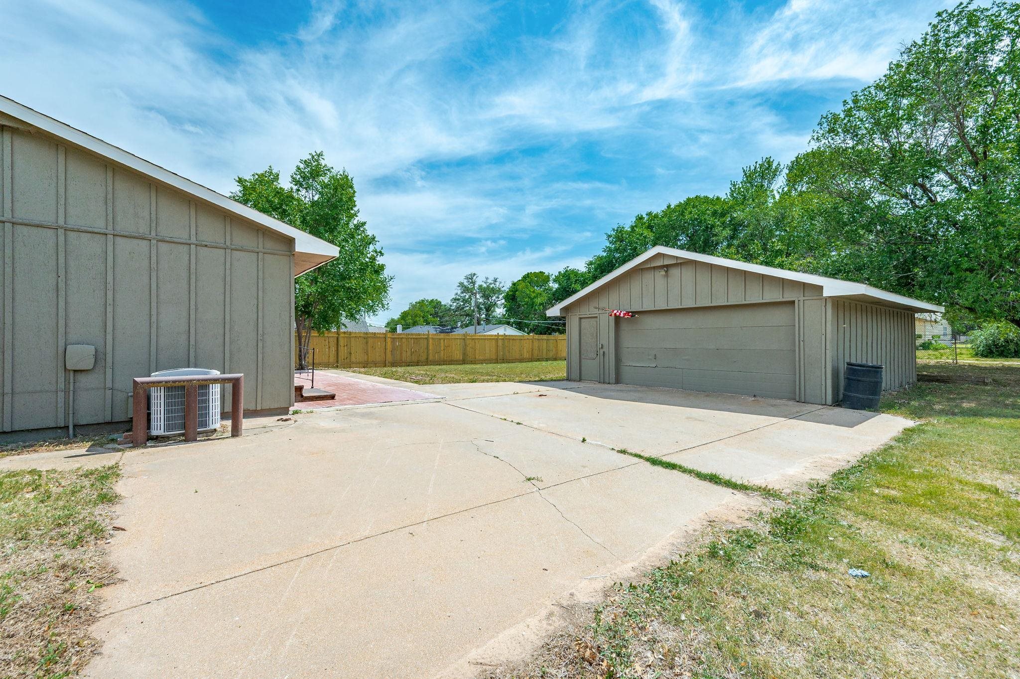 319 N Magnolia Property Photo 24