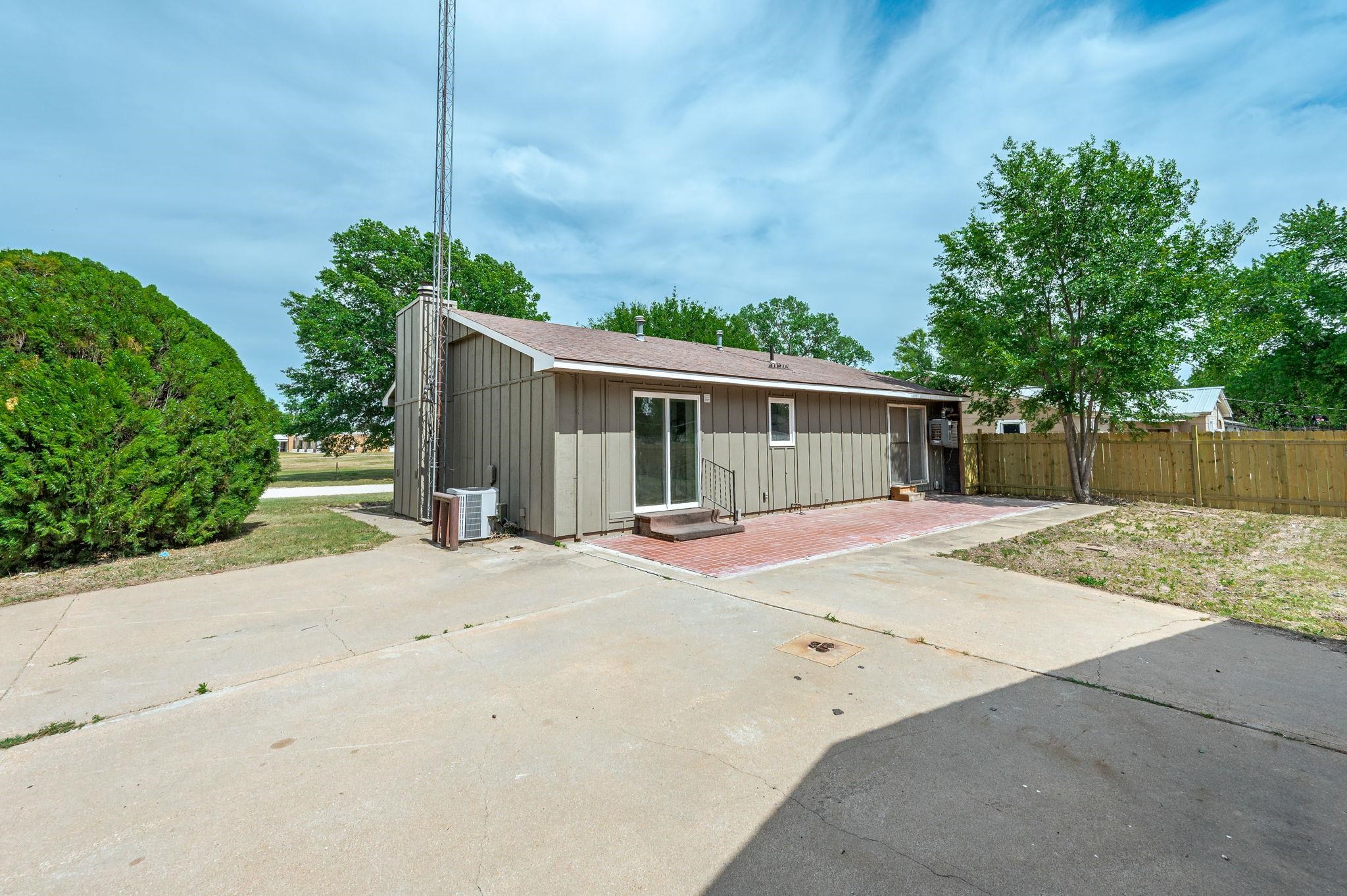 319 N Magnolia Property Photo 25