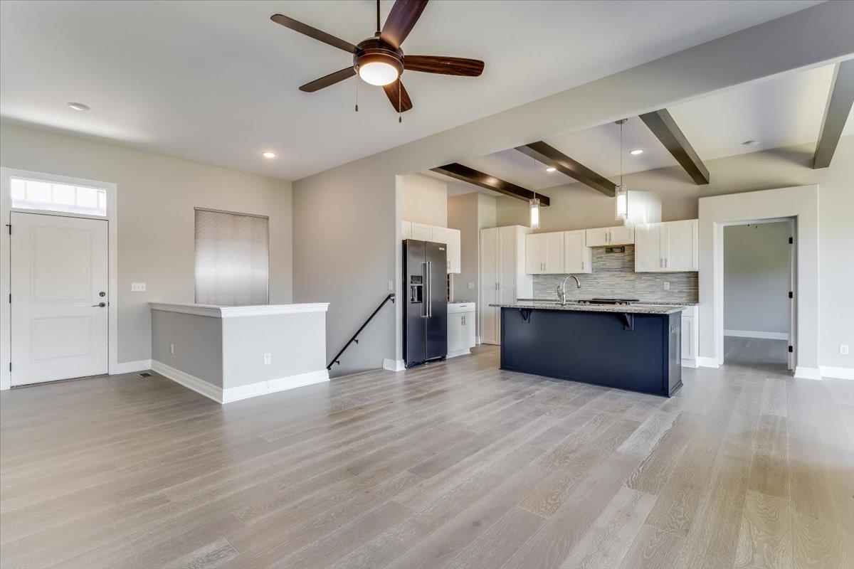 2817 N Woodridge Property Photo 4
