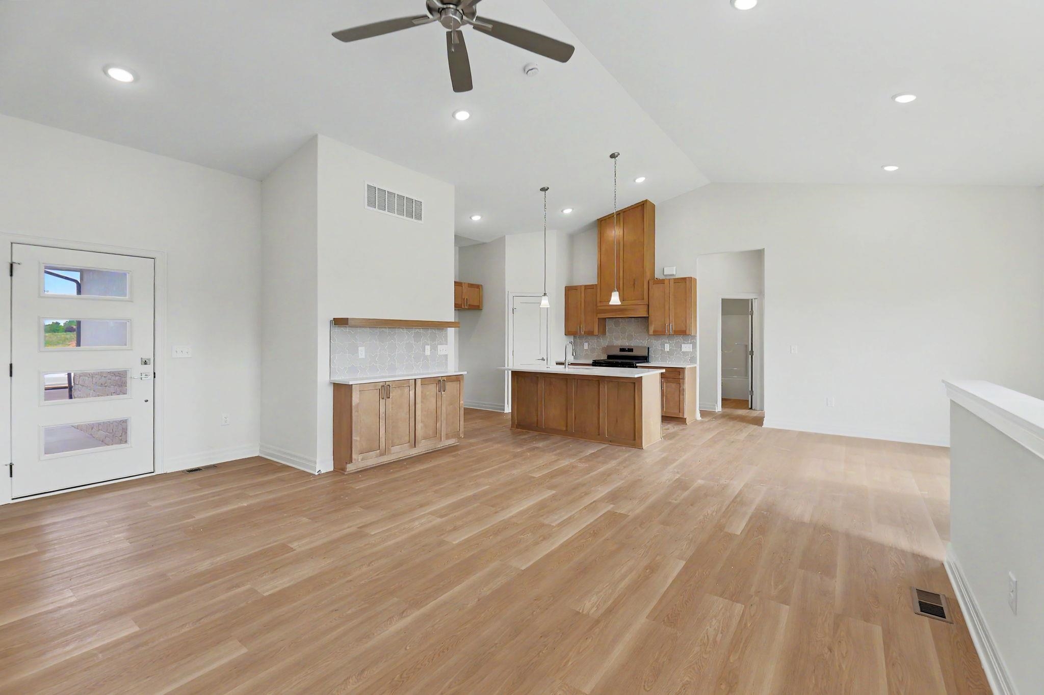 946 N Main Property Photo 5