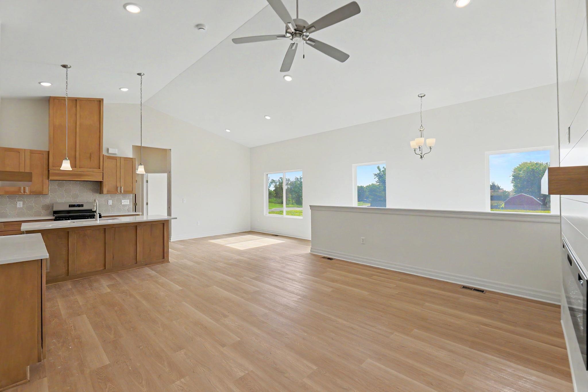 946 N Main Property Photo 6