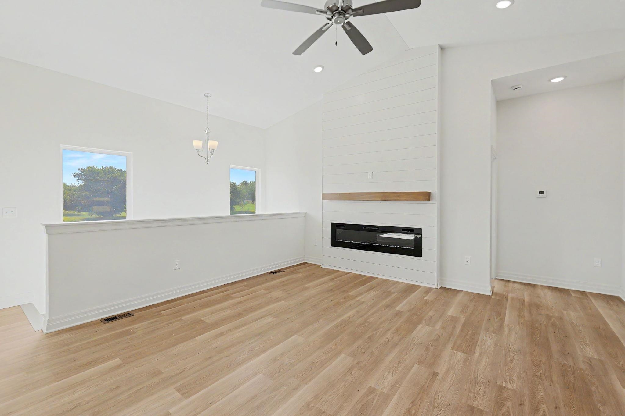 946 N Main Property Photo 7