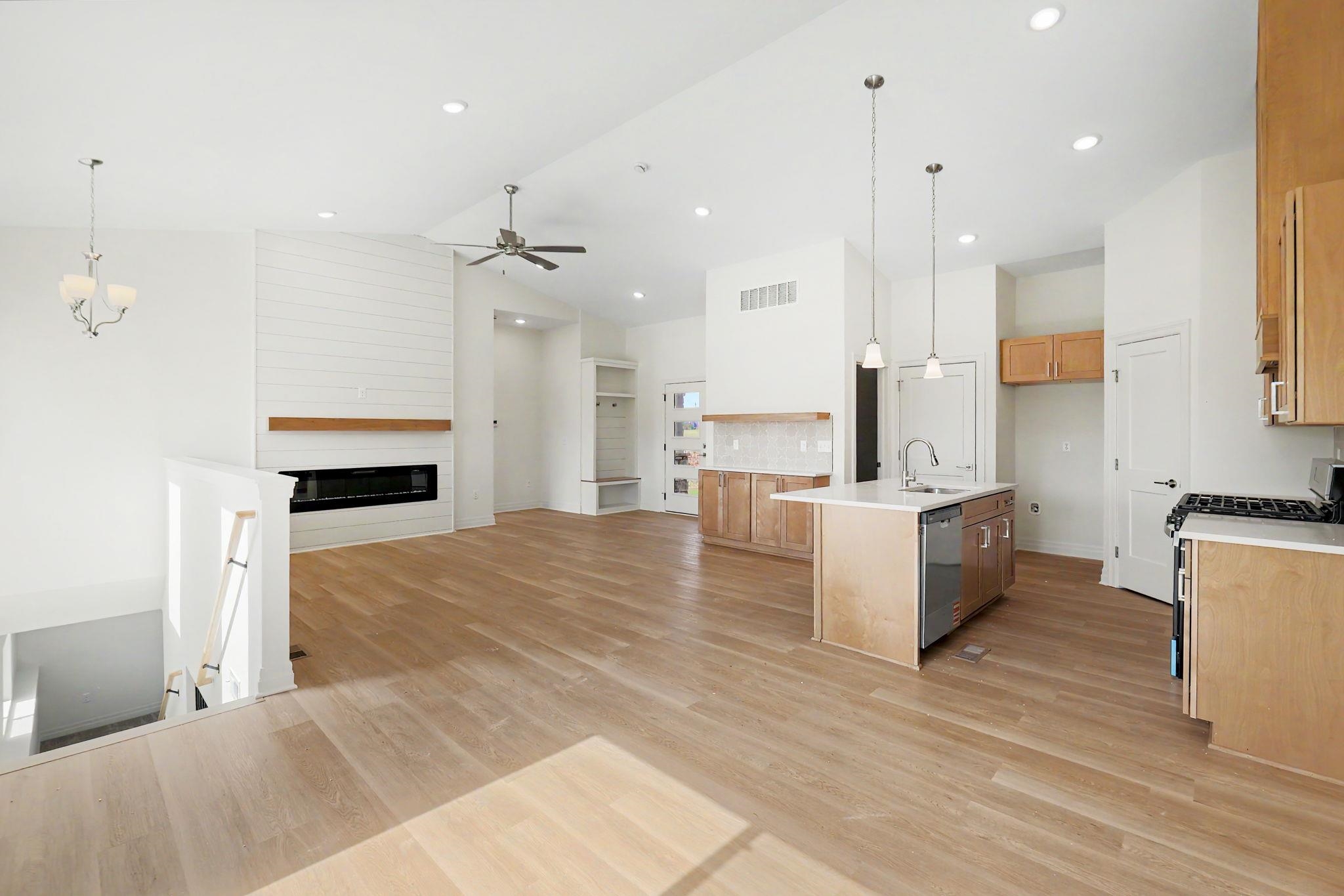946 N Main Property Photo 8
