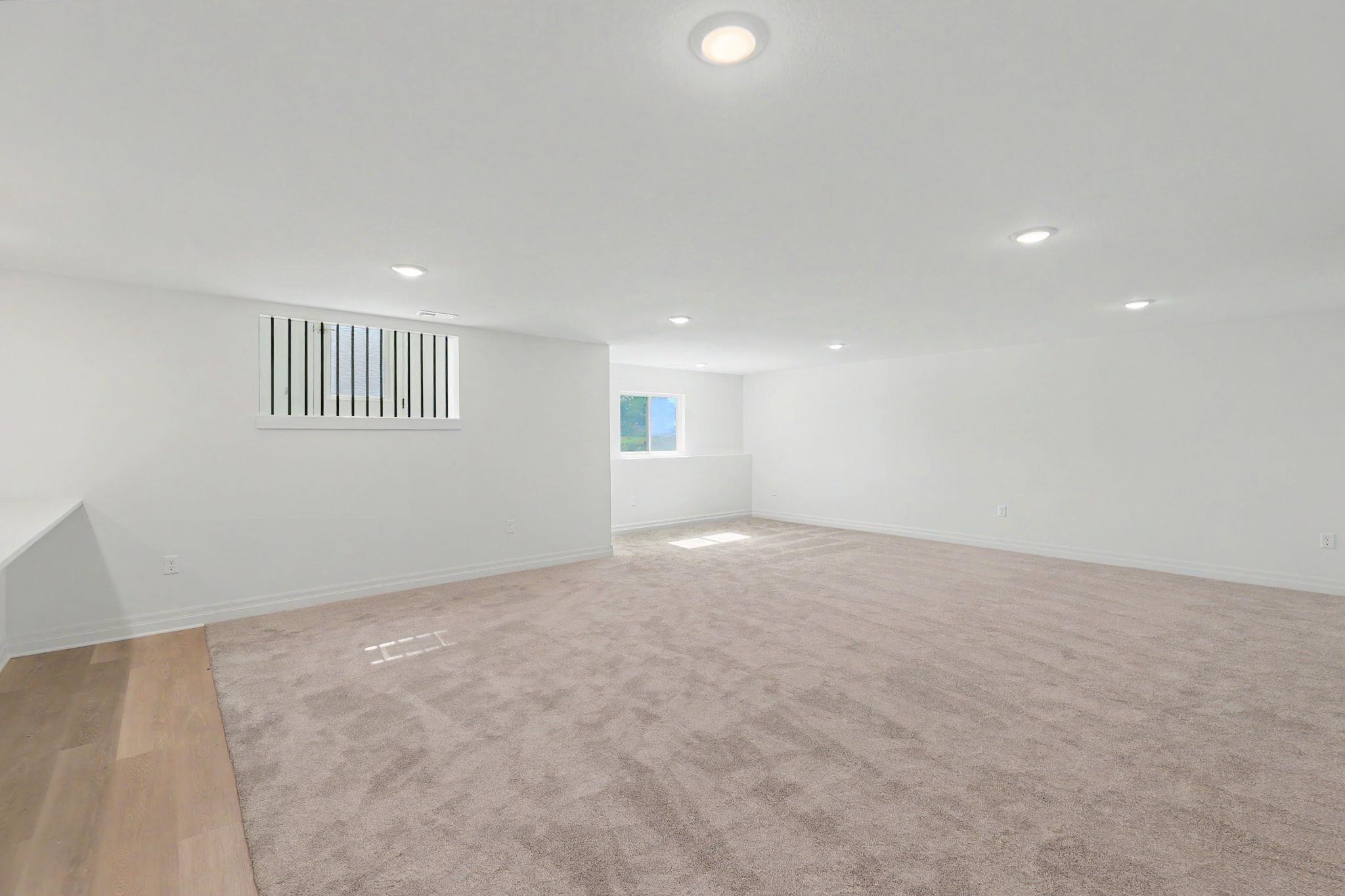 946 N Main Property Photo 28
