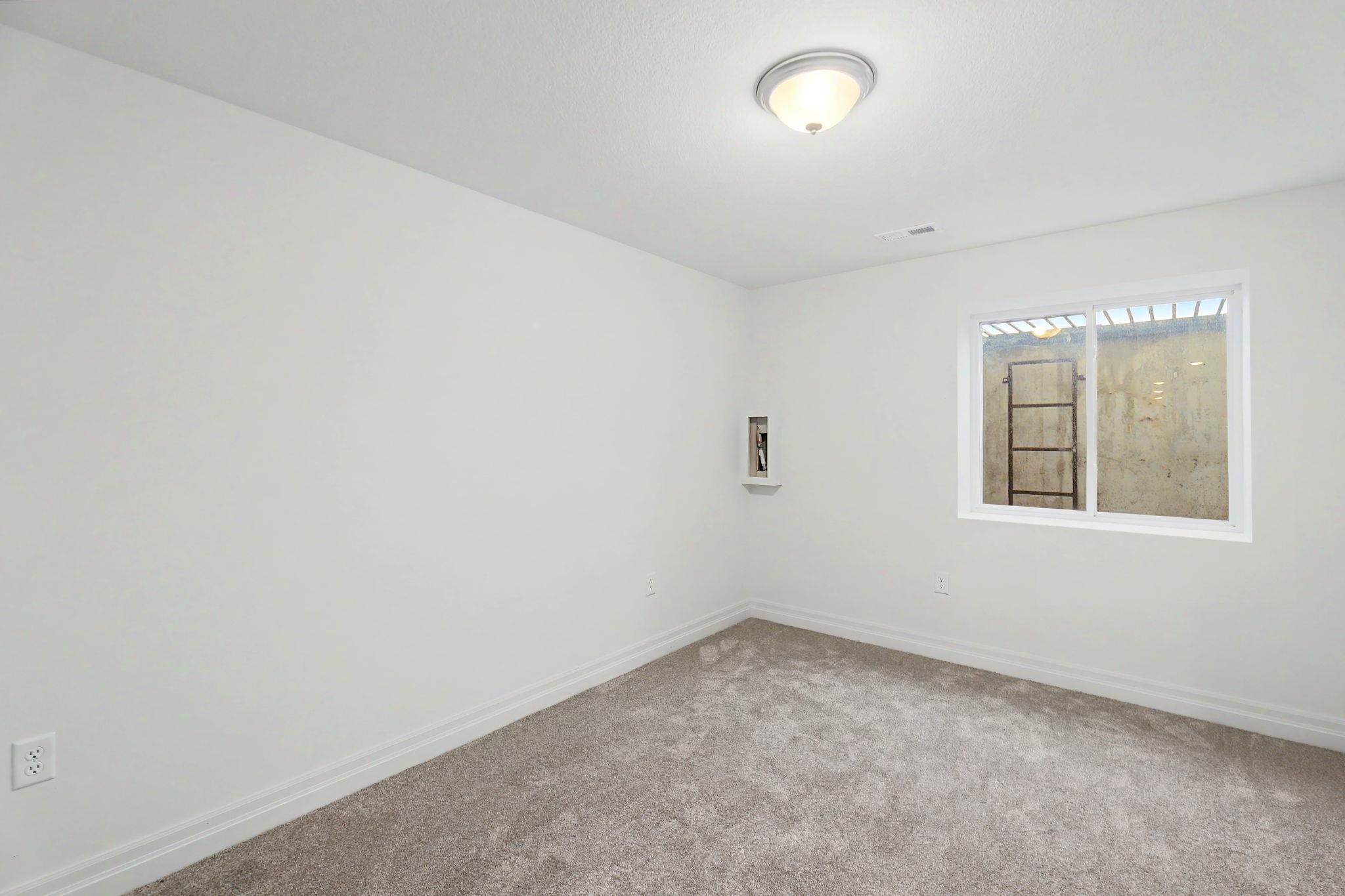 946 N Main Property Photo 34