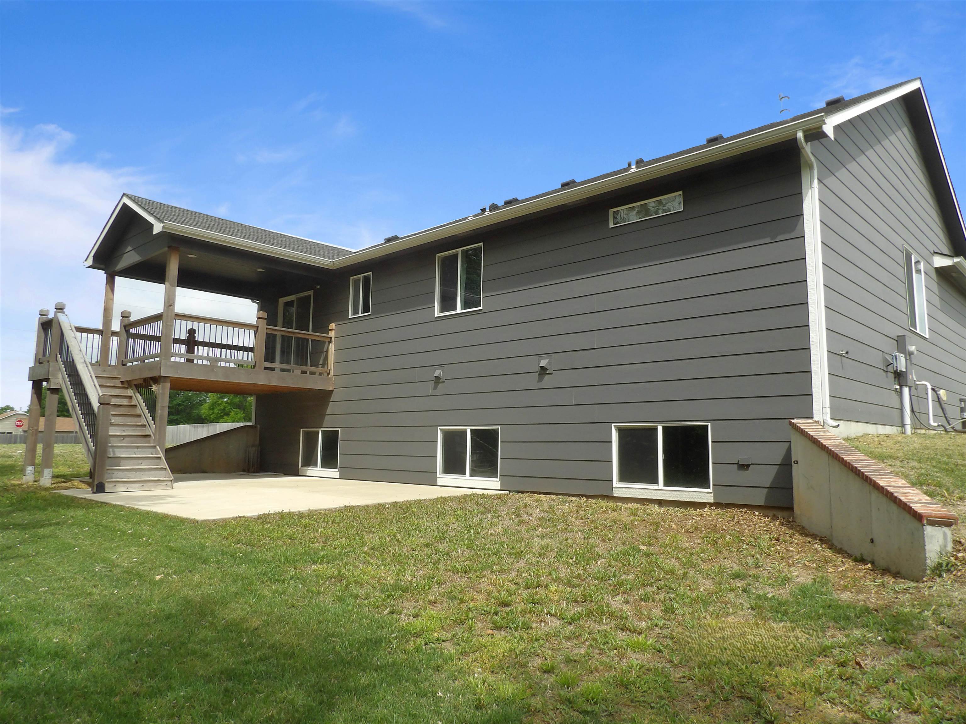 105 E Burlington Dr Property Photo 2