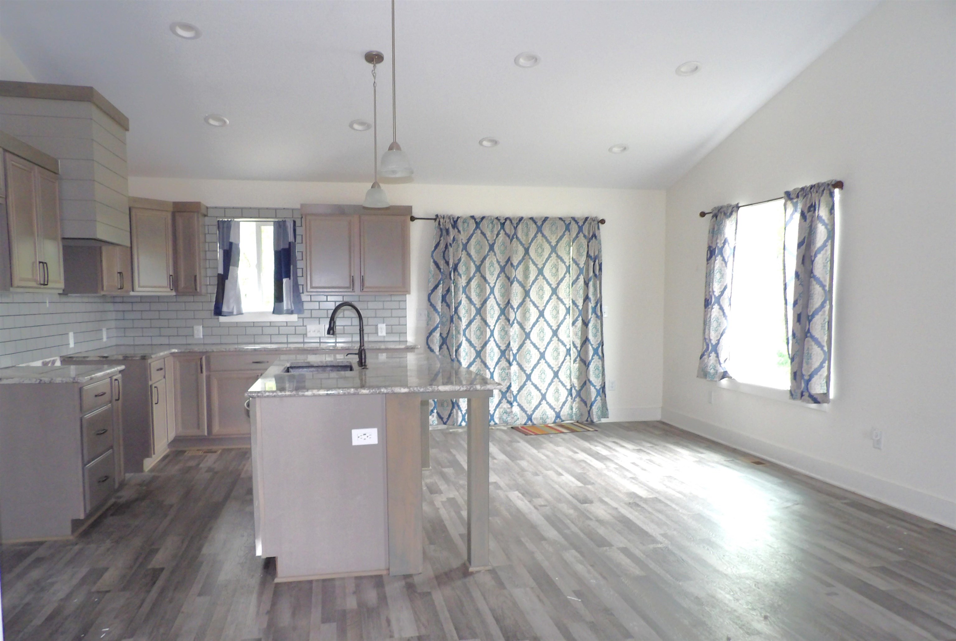 105 E Burlington Dr Property Photo 3