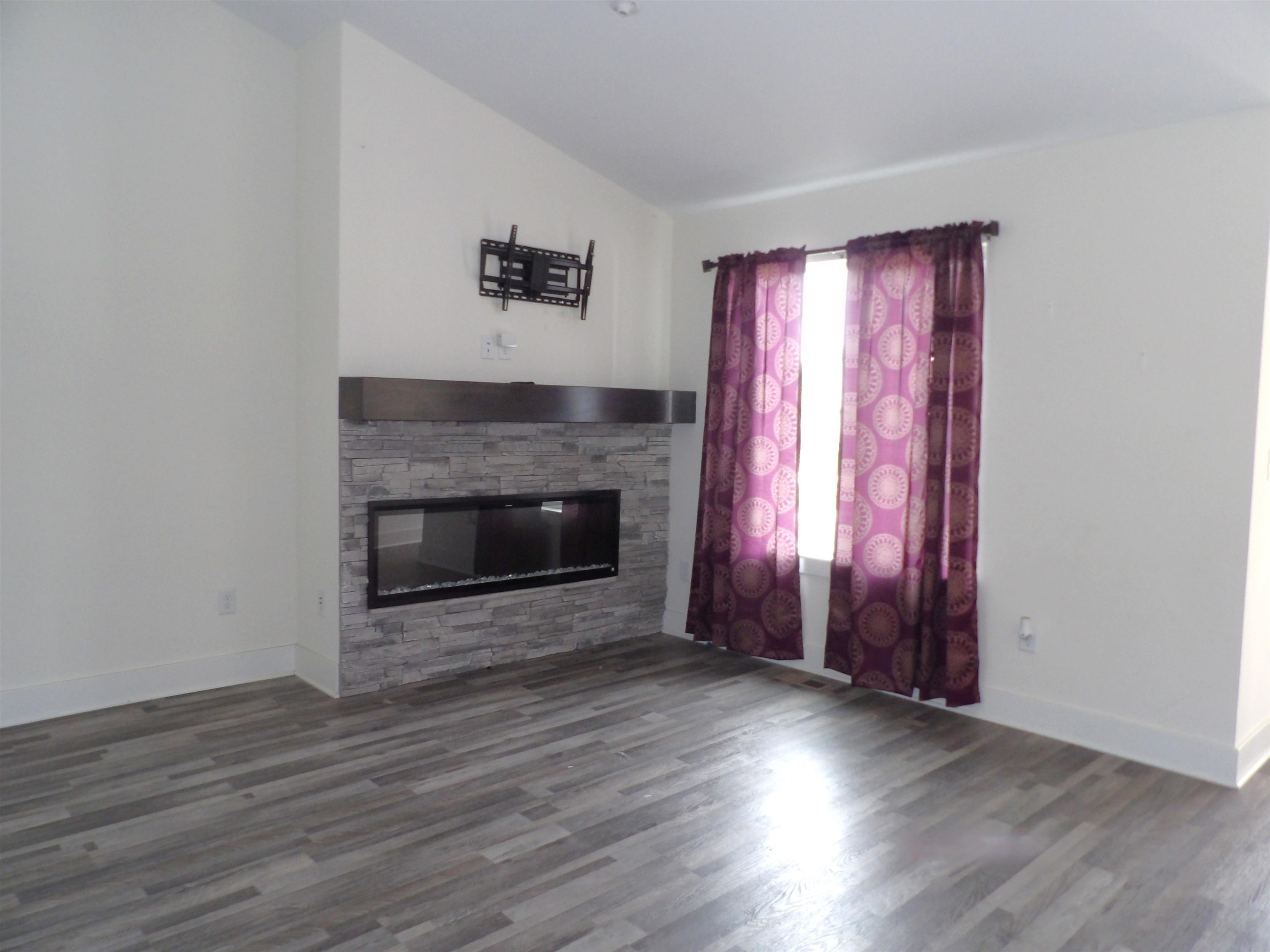 105 E Burlington Dr Property Photo 5