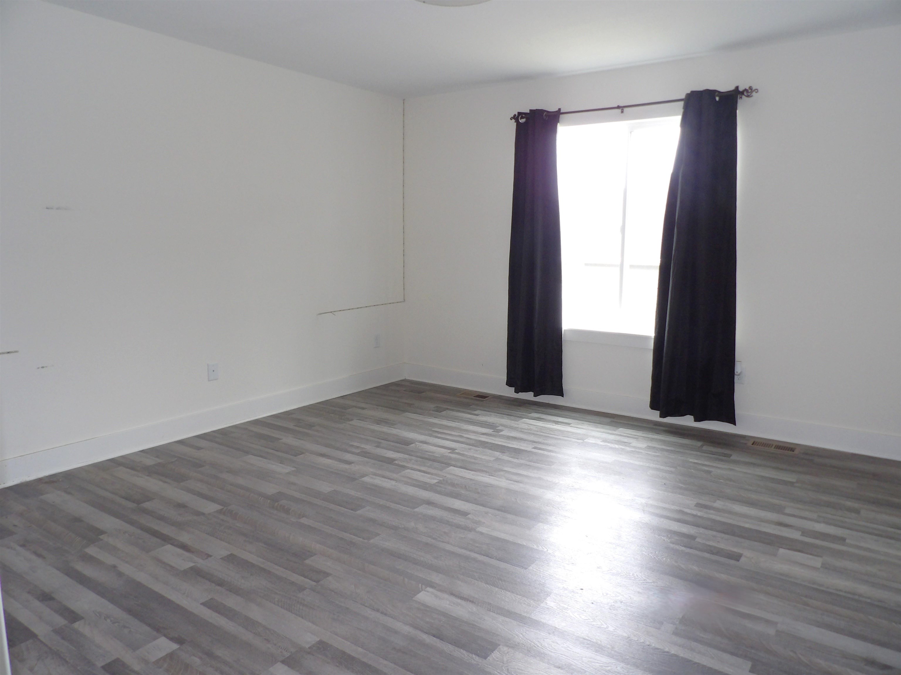 105 E Burlington Dr Property Photo 6
