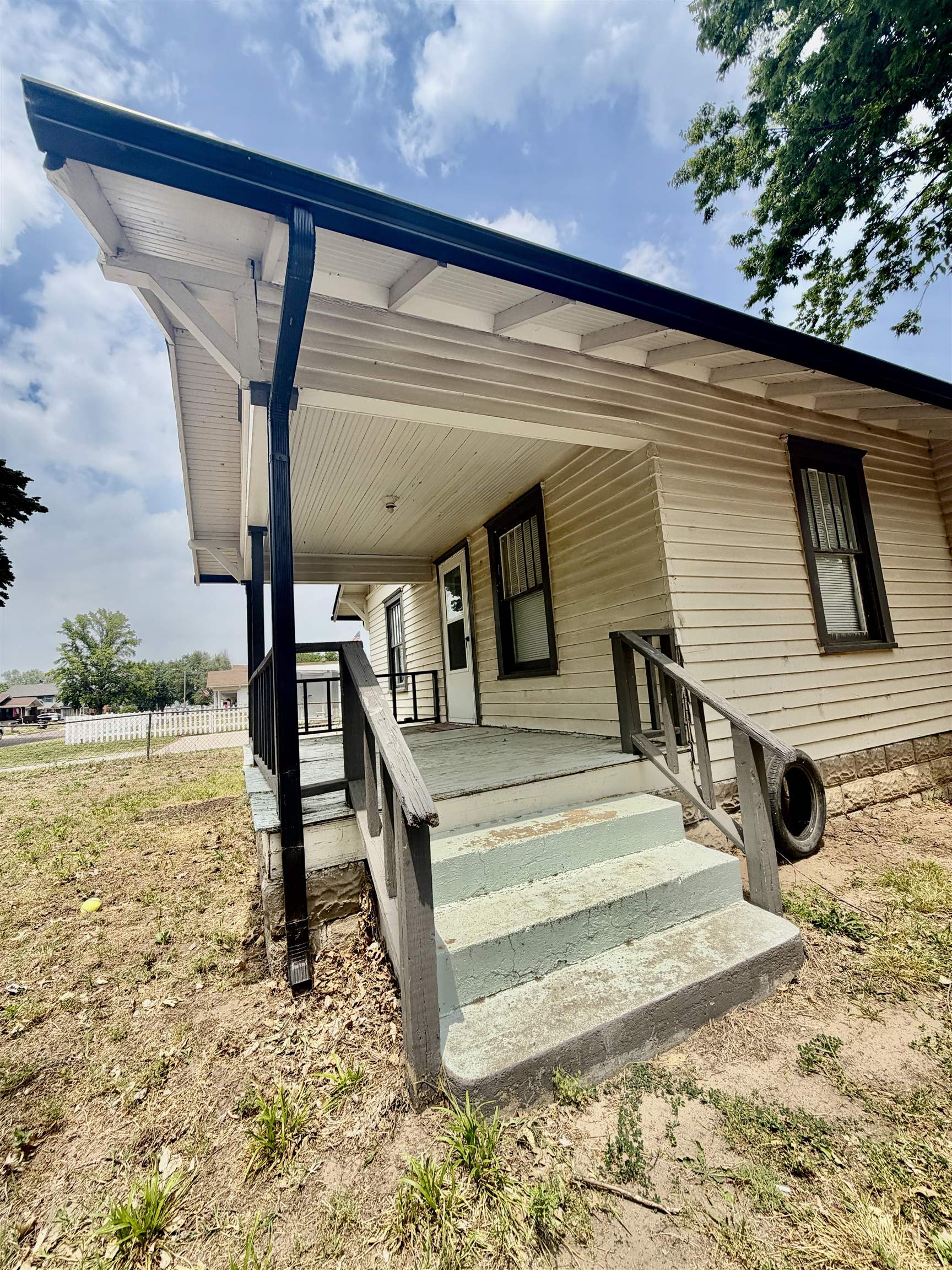 1126 N 1st Property Photo 7