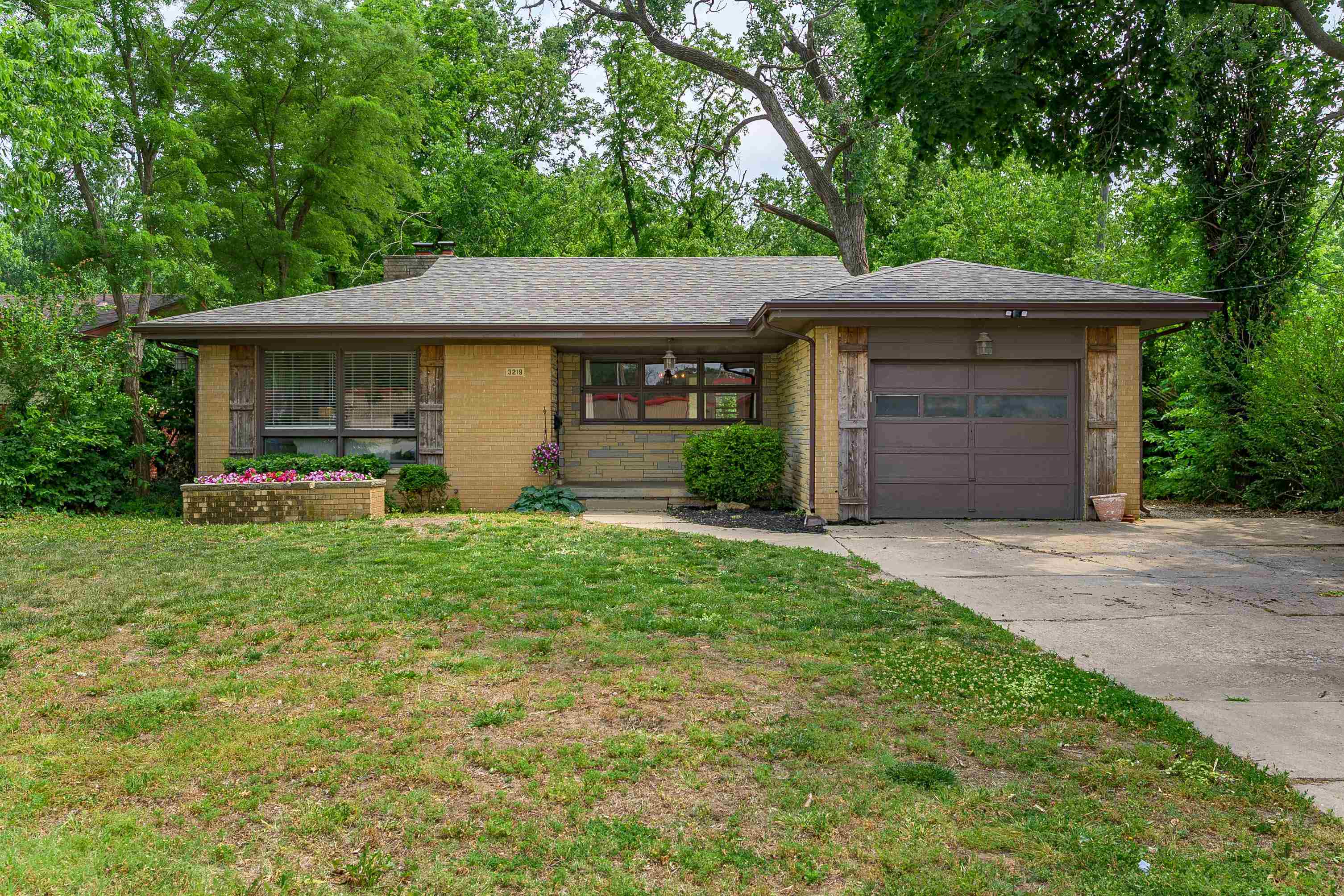 3219 E Skinner Property Photo 1