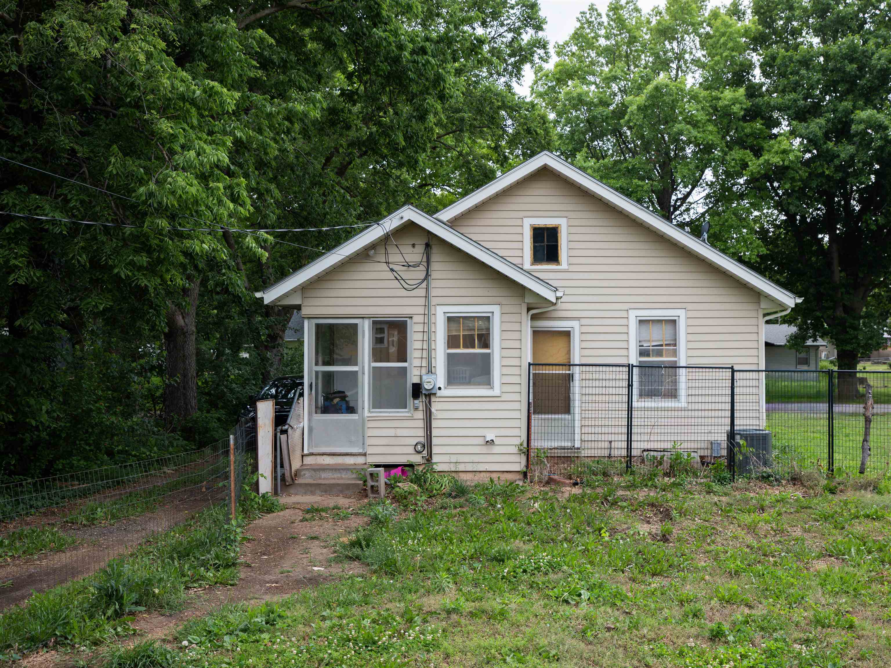 416 N Struble St Property Photo 10