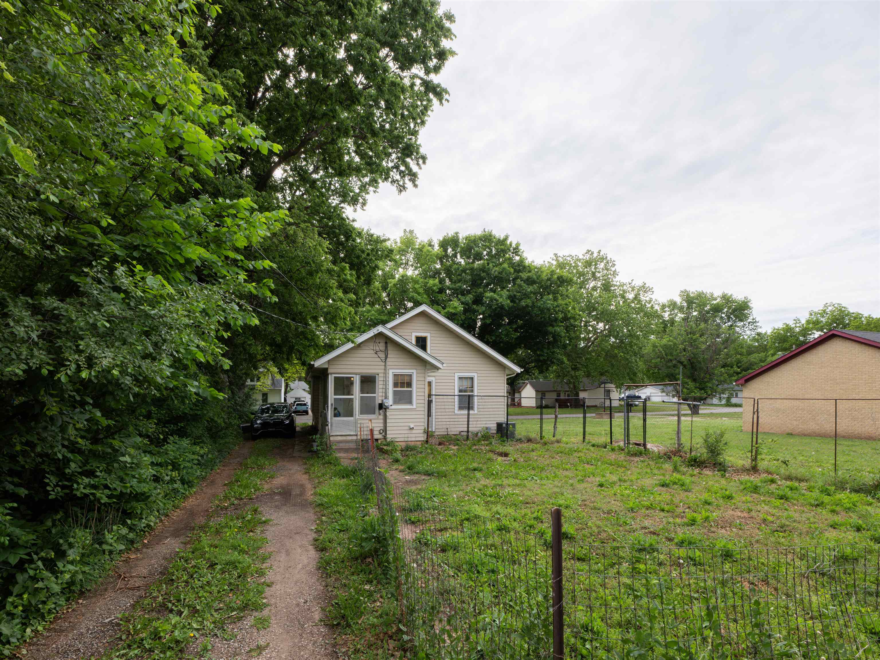 416 N Struble St Property Photo 11
