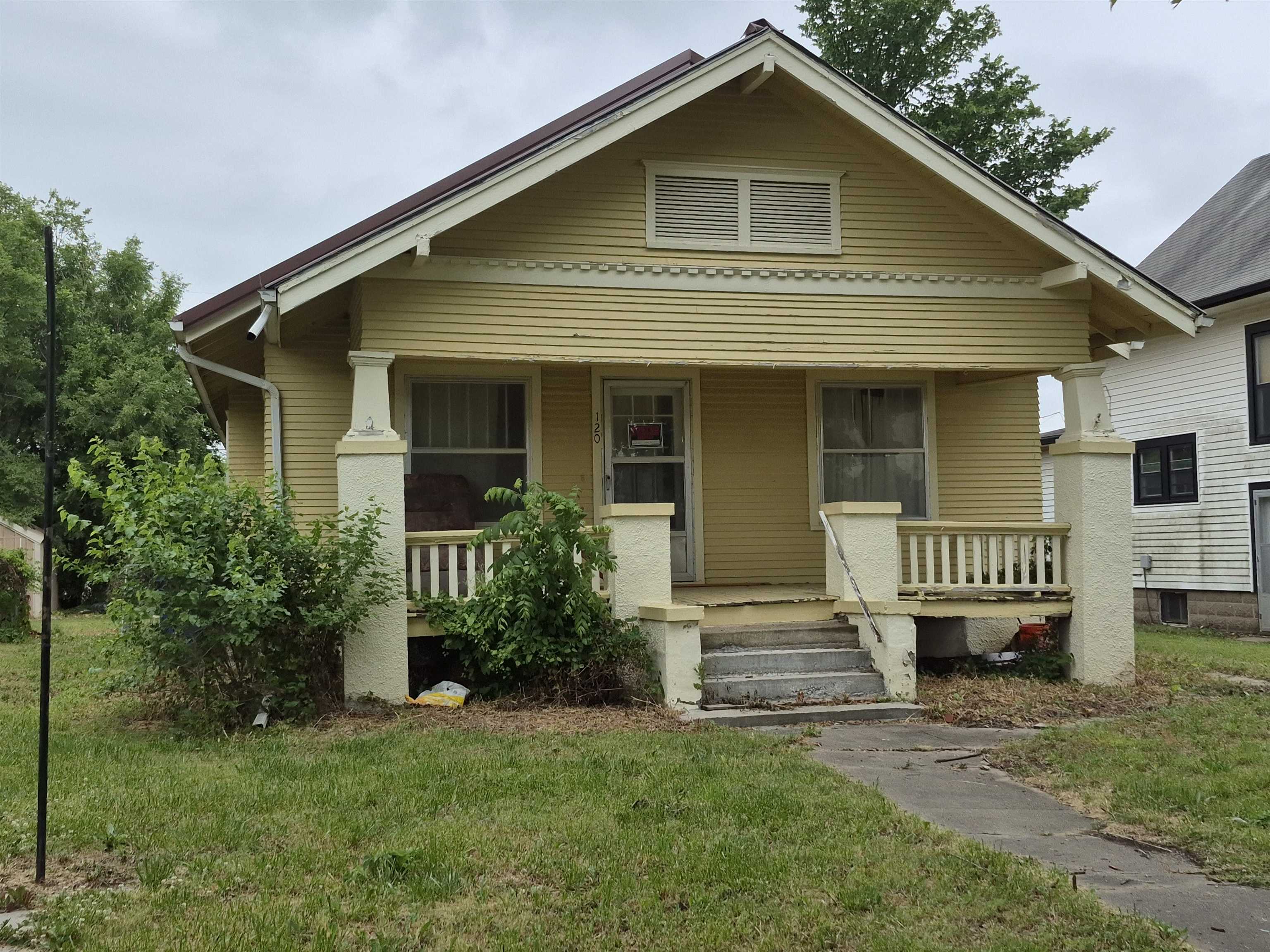 120 S Oak St. Property Photo 1