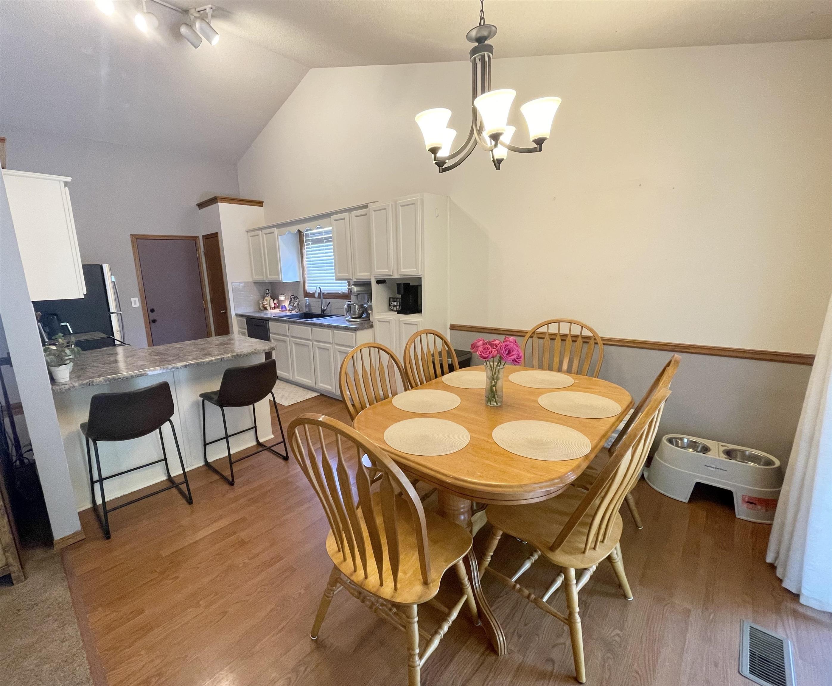 2922 S West Parkway Property Photo 6