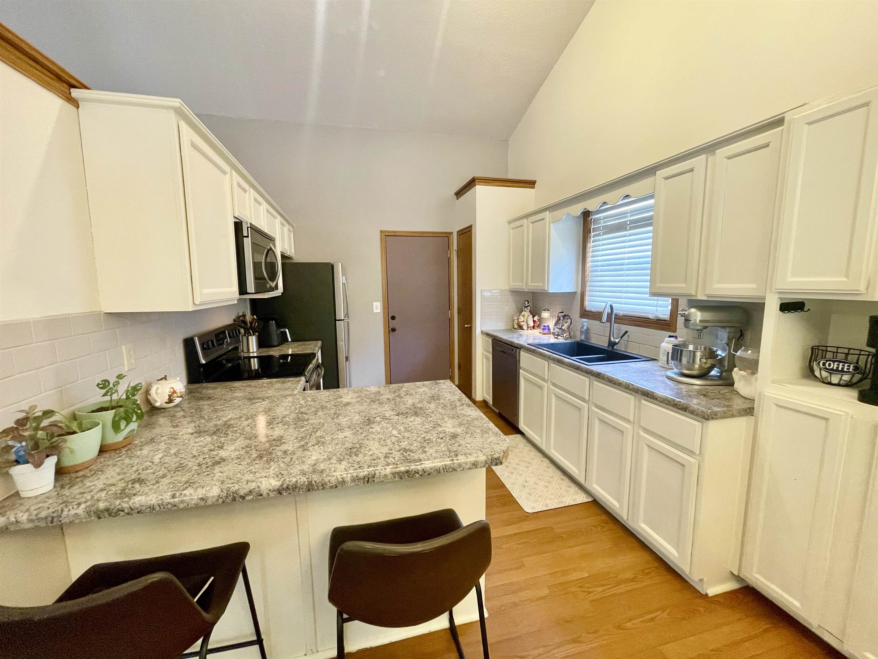 2922 S West Parkway Property Photo 8