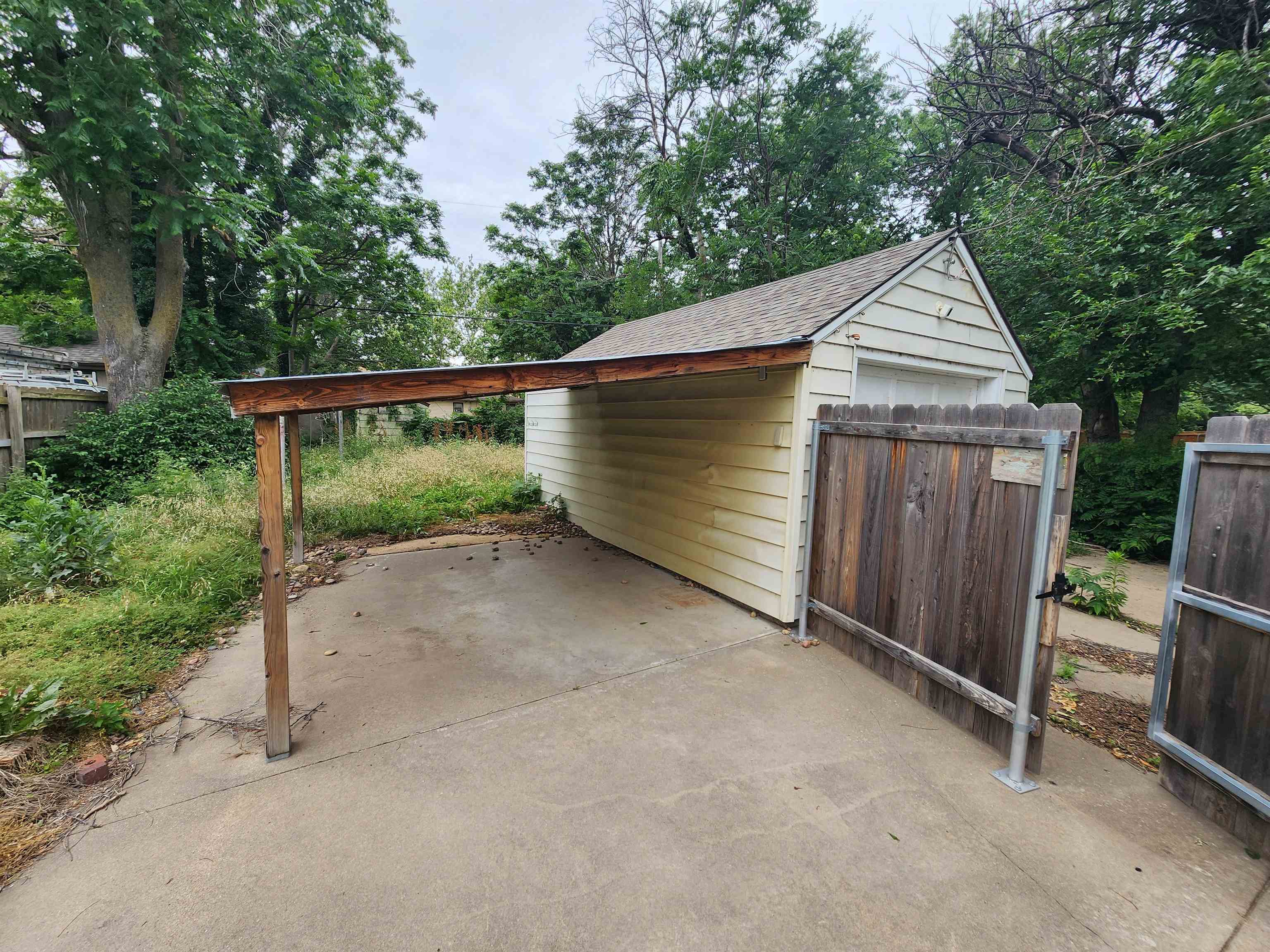 1537 N Burns Property Photo 12