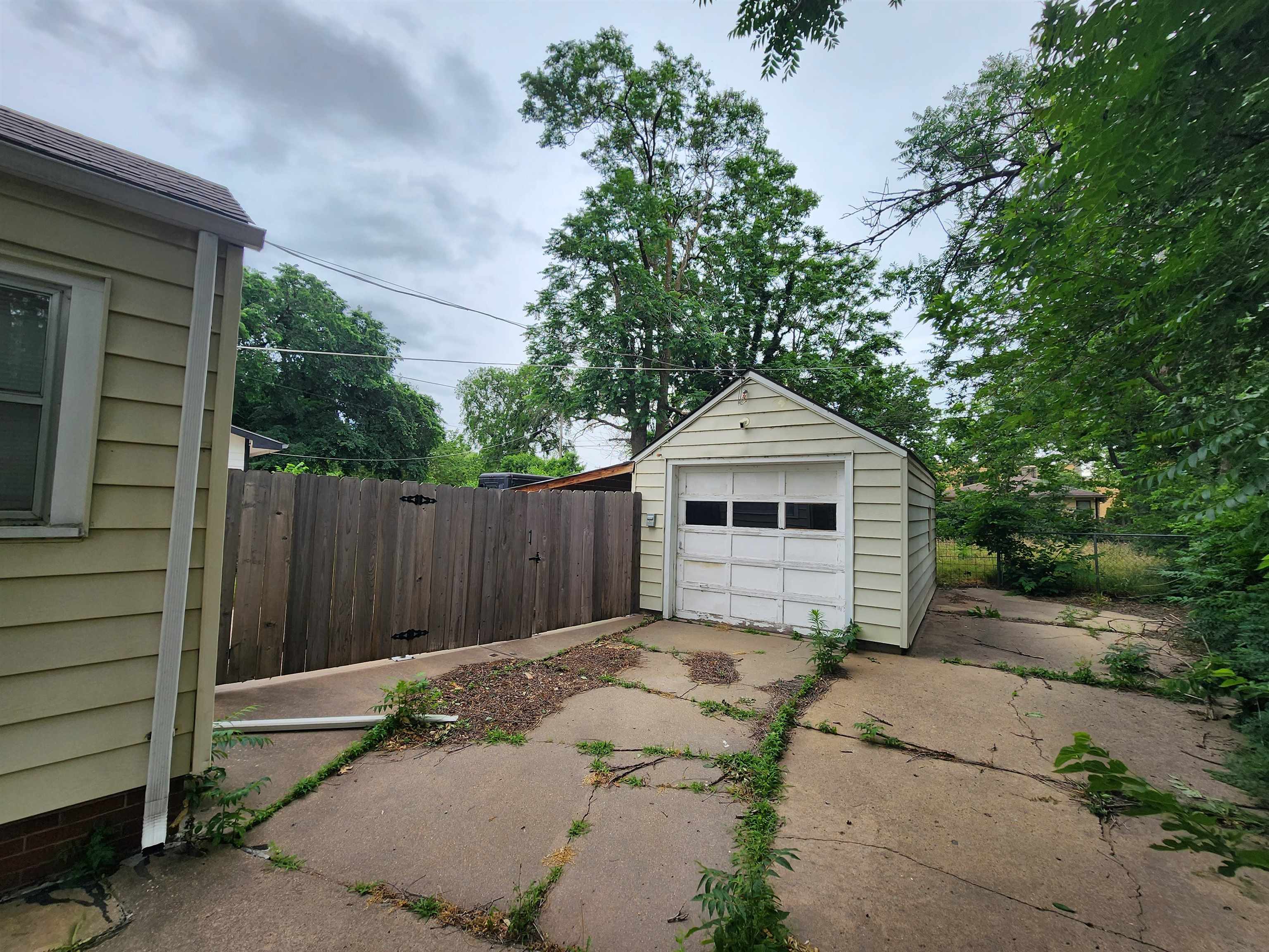 1537 N Burns Property Photo 14