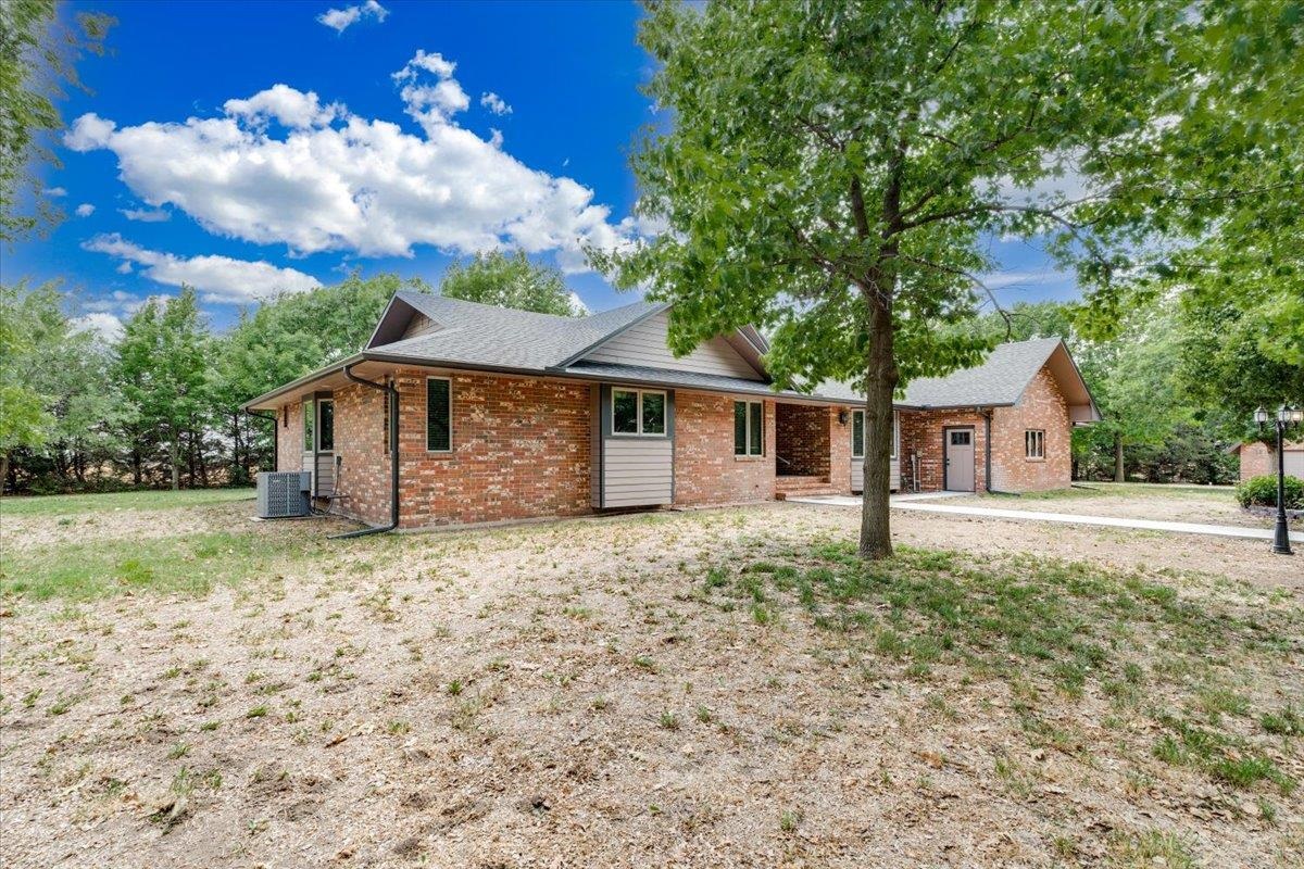 321 Chisholm Rd Property Photo 2
