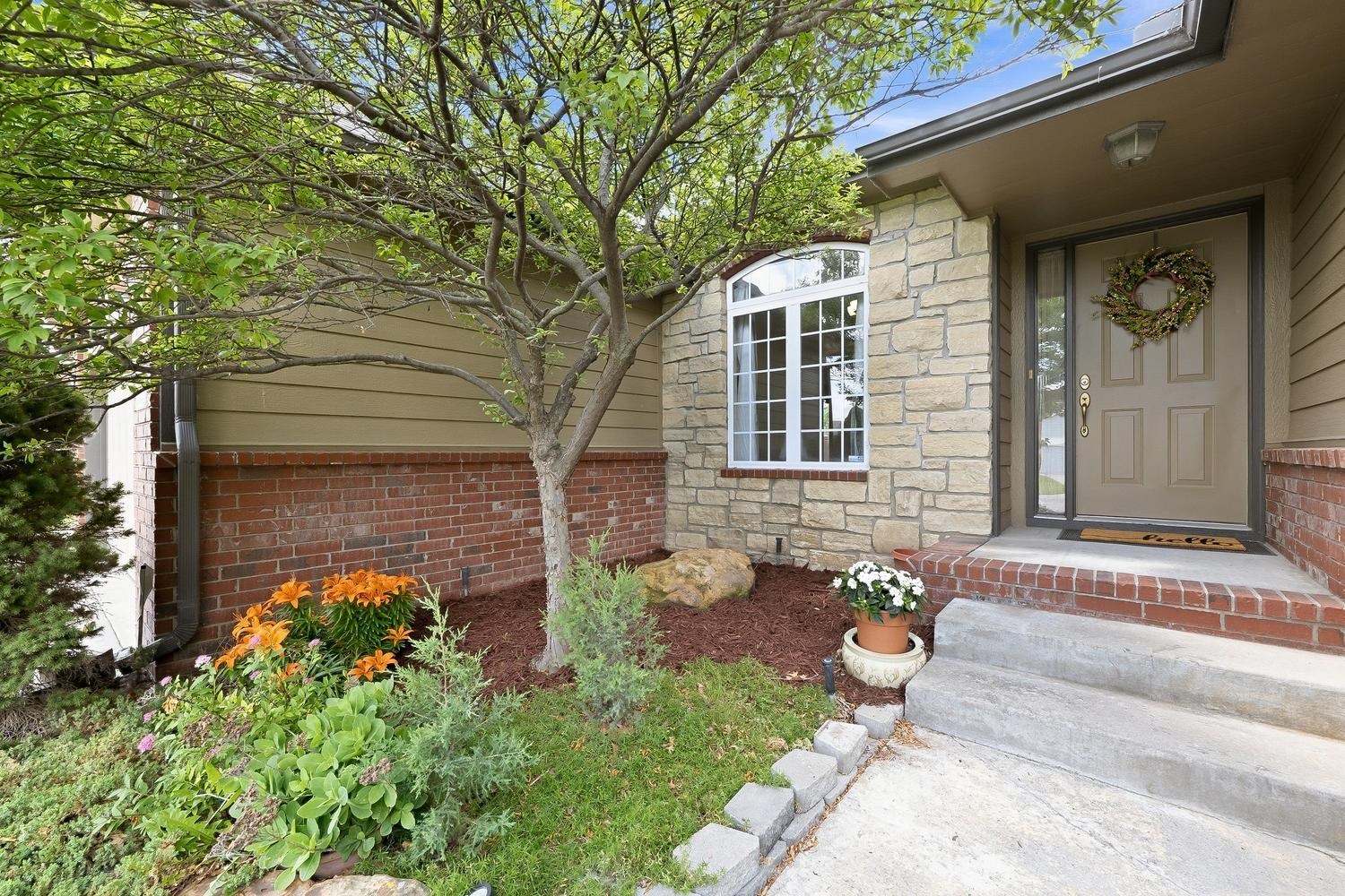921 S Glenmoor Property Photo 2