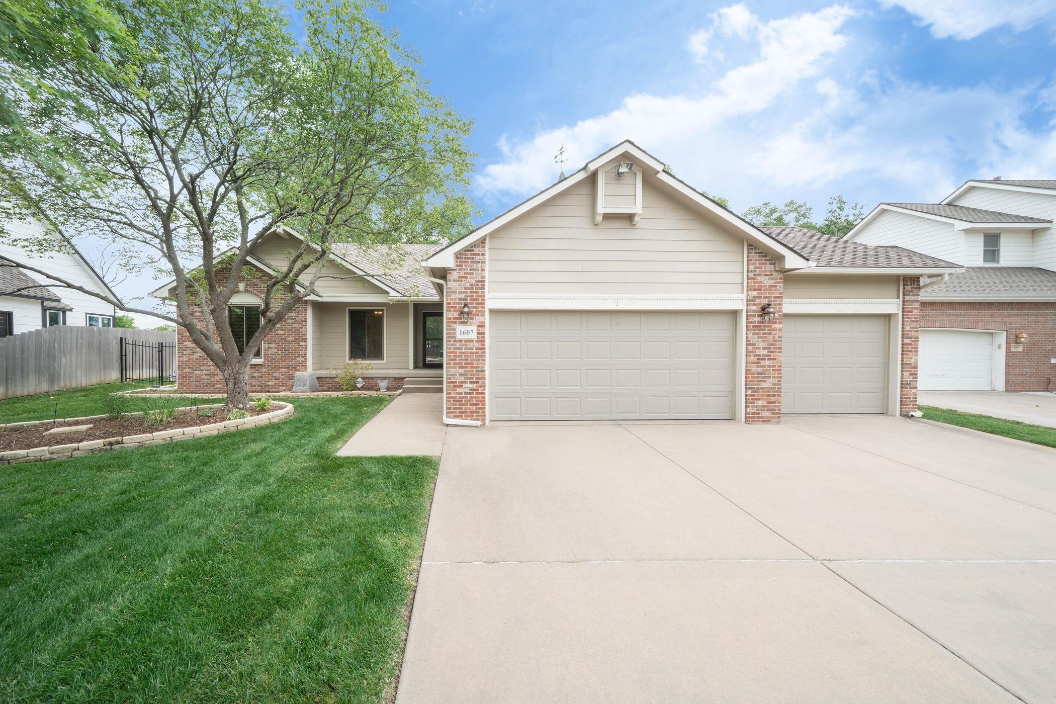 1607 N Woodridge Ct Property Photo 1