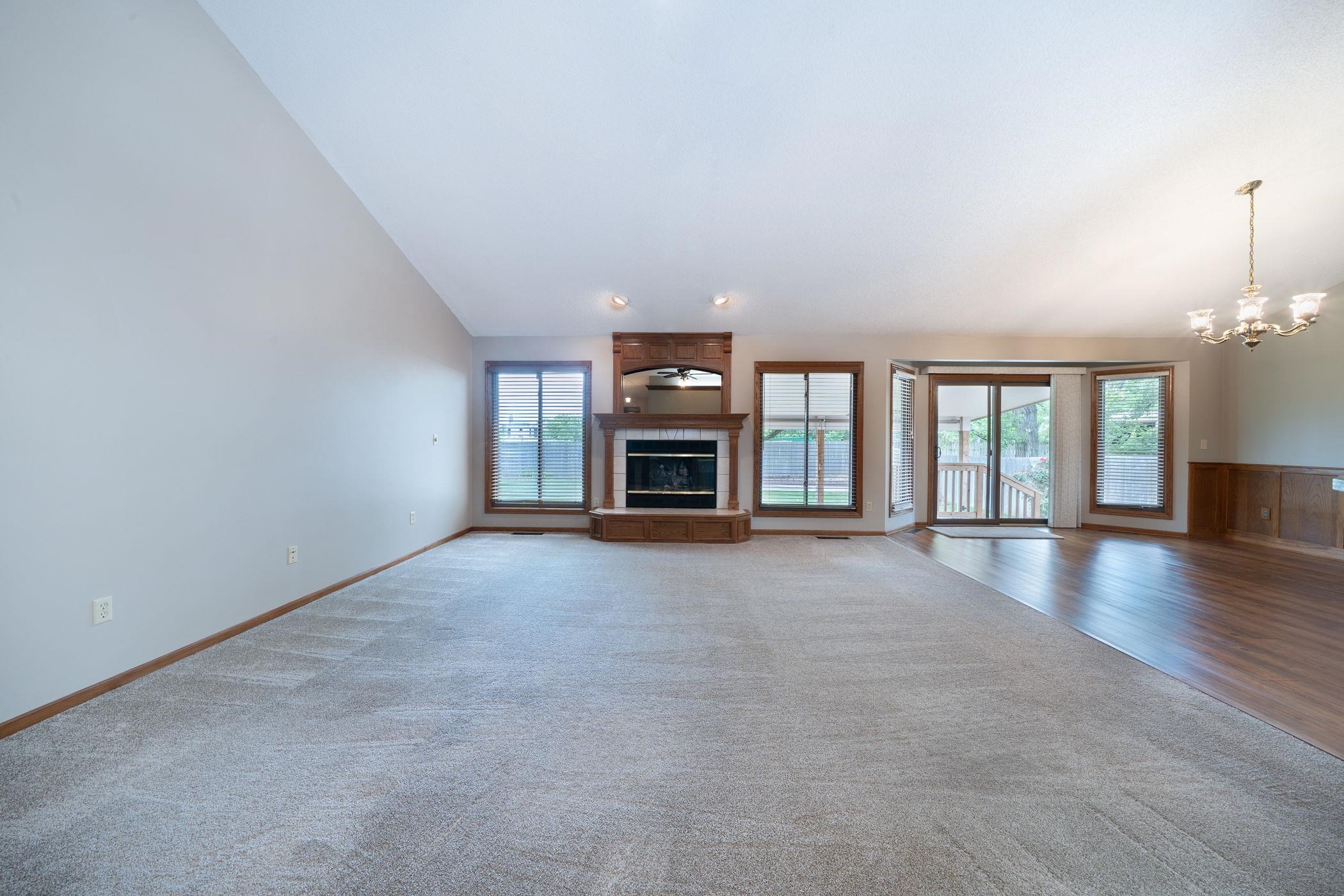 1607 N Woodridge Ct Property Photo 2