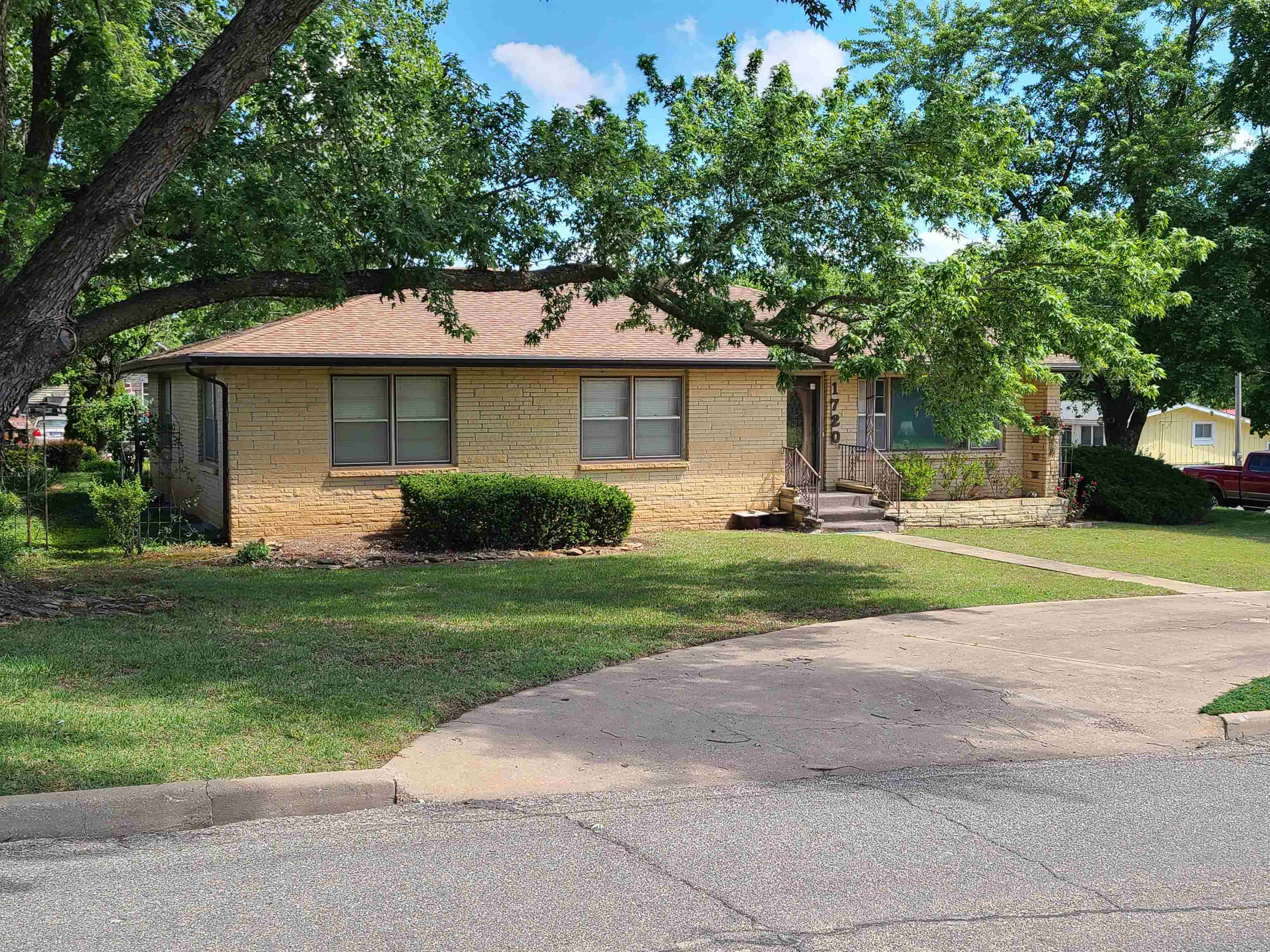 1720 Simpson Property Photo 3