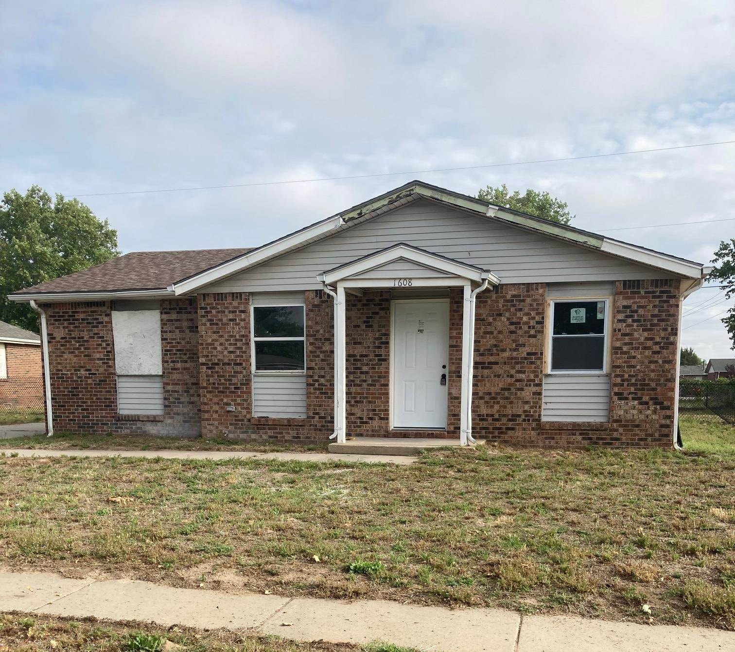 1608 E DelMar Property Photo 1