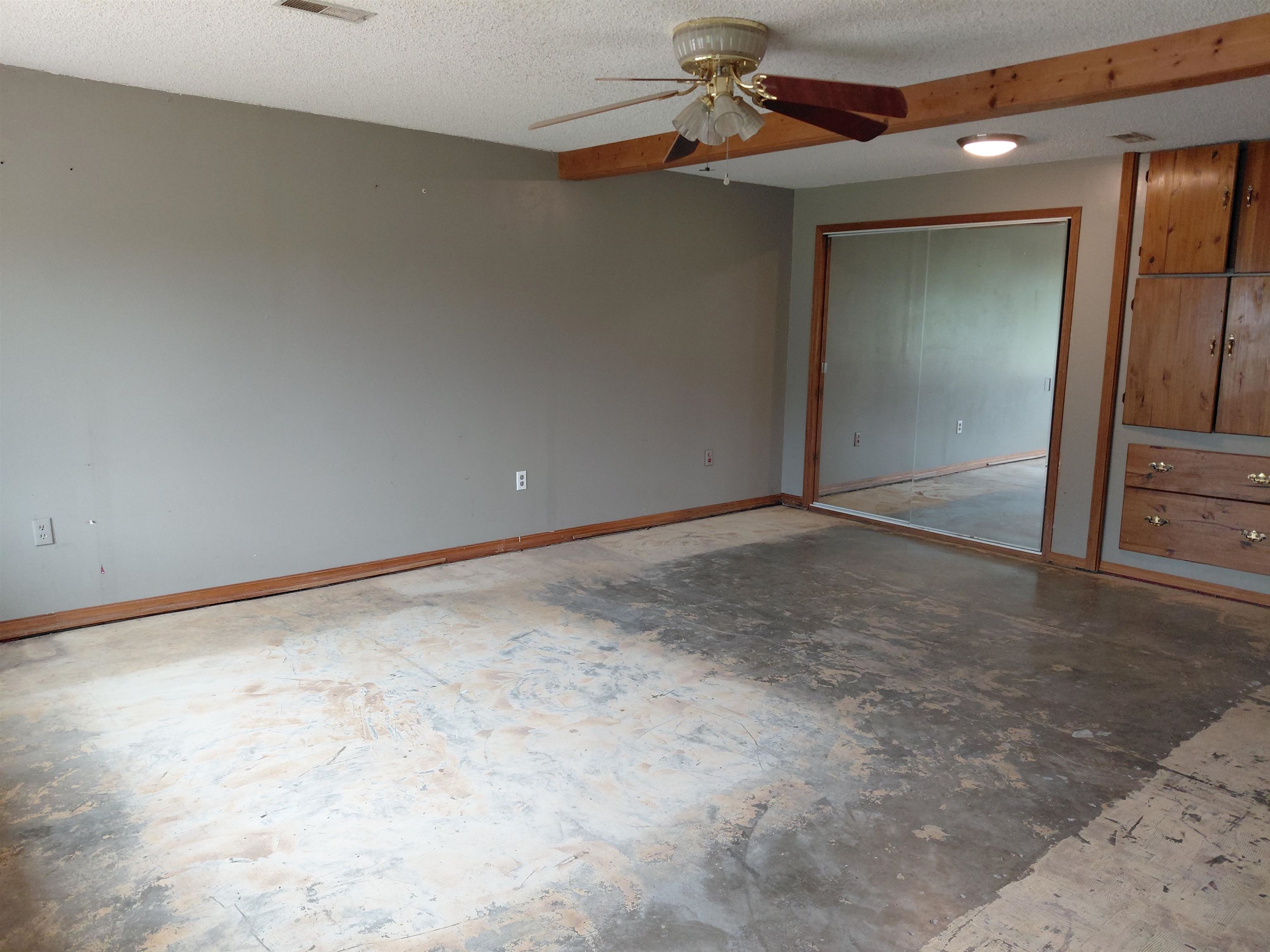 211 S Meridian Rd Property Photo 12