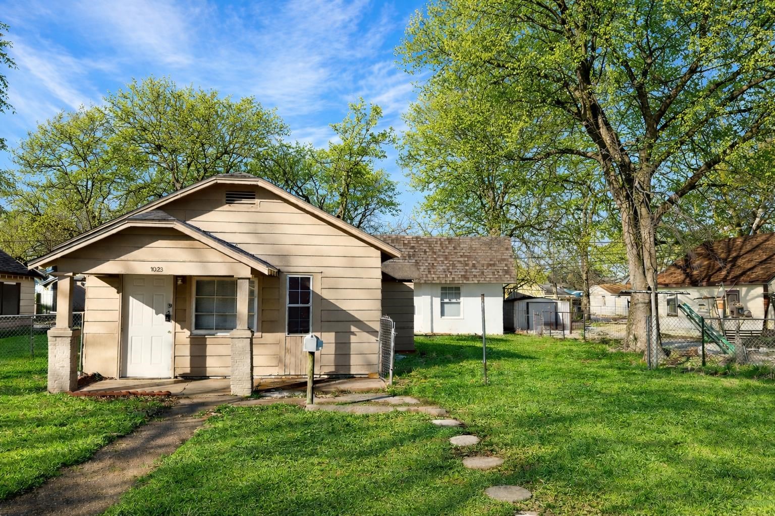 1023 S Millwood Property Photo 1