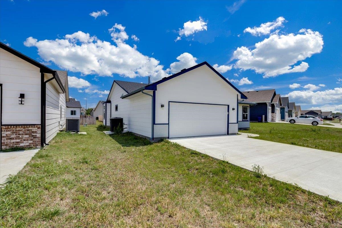 720 N Redbud Ave Property Photo 3