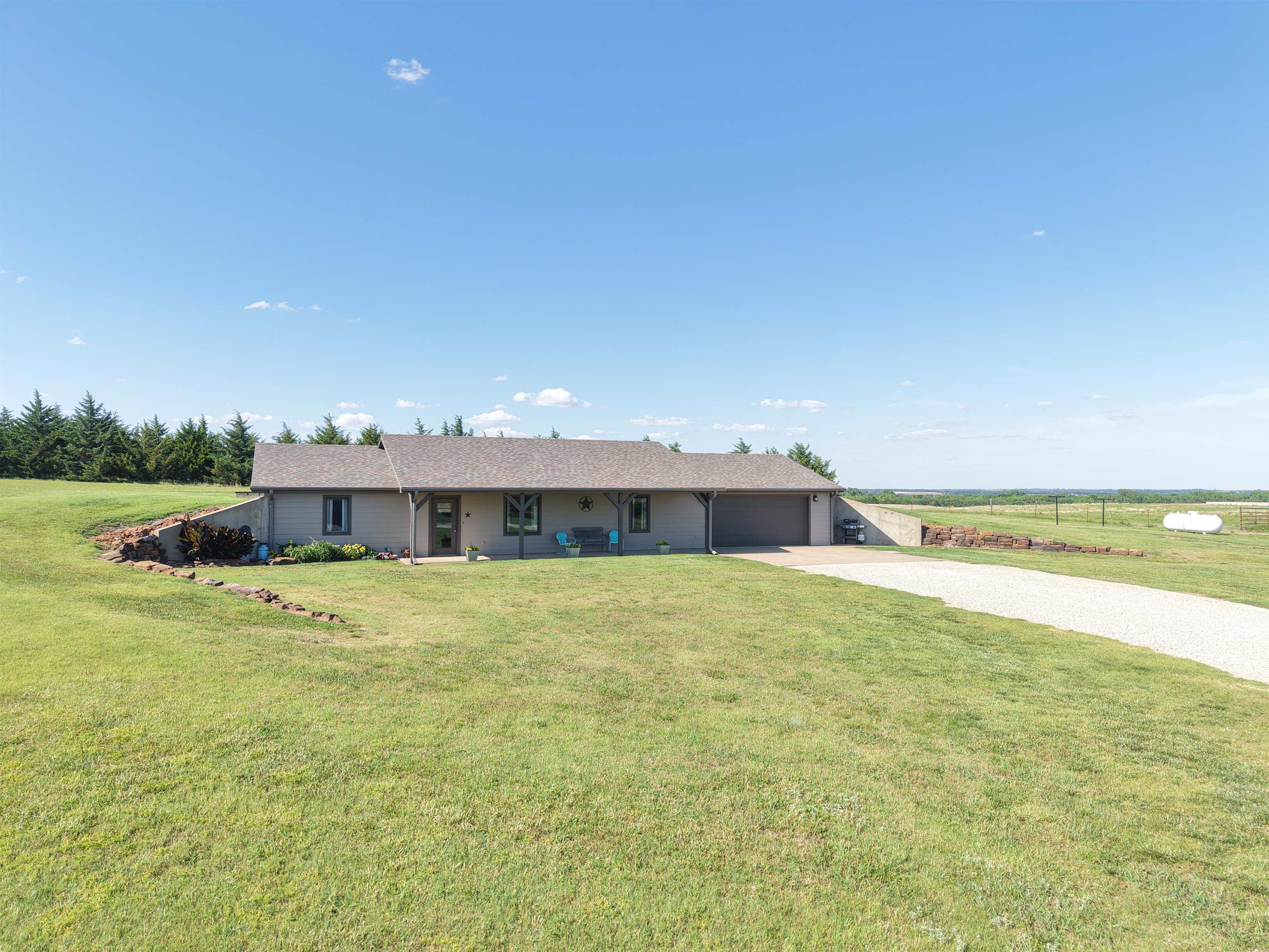 522 N 150th Road Property Photo 1