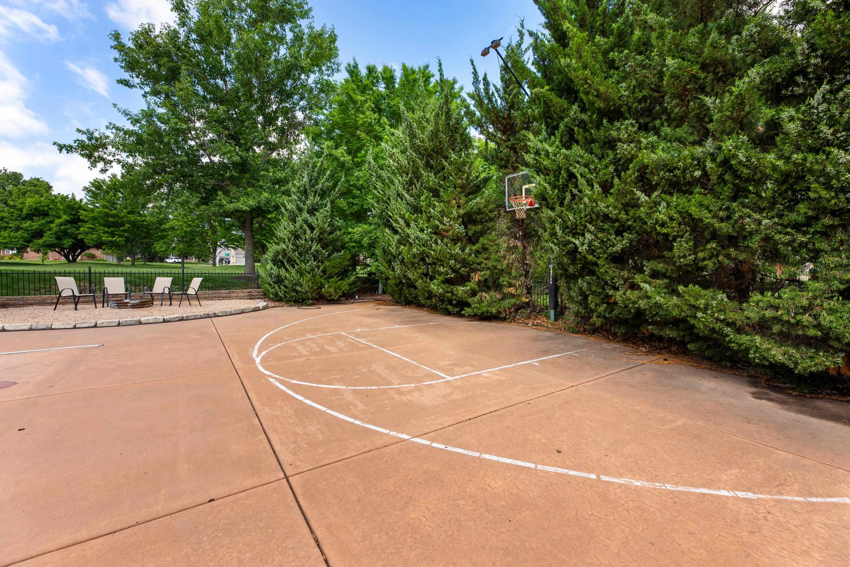 104 N Chelmsford Ct. Property Photo 31