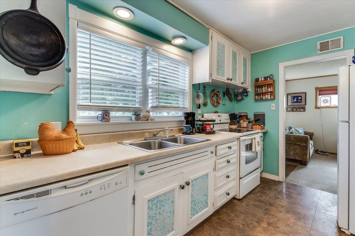 3579 S Vine Property Photo 15