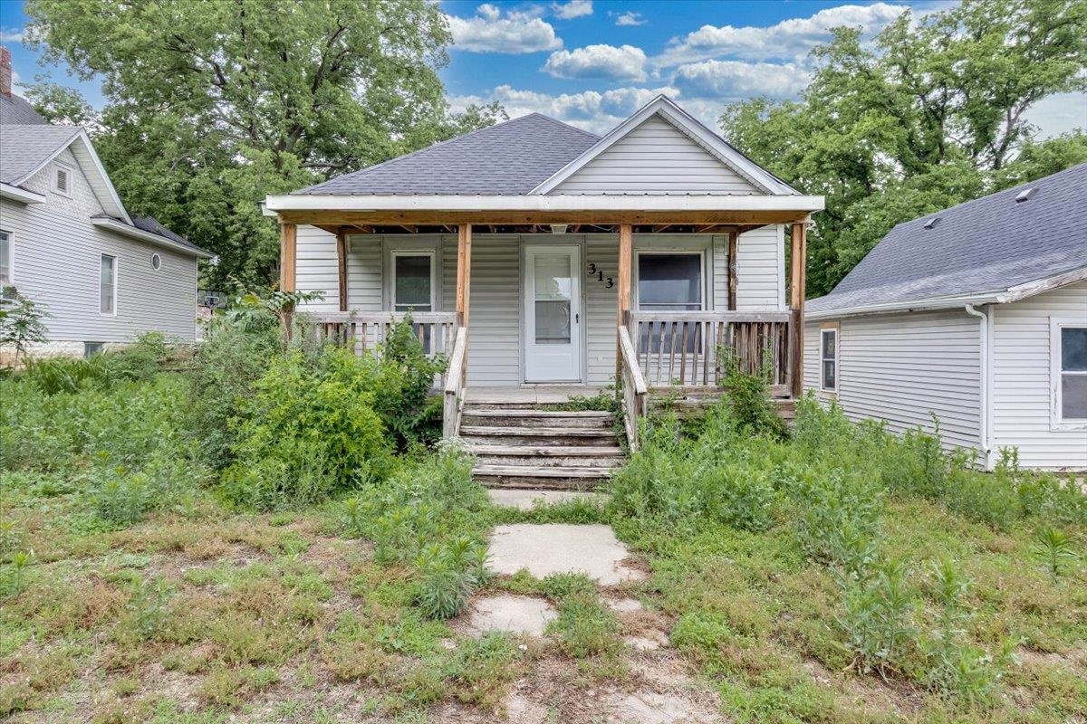 313 E Lincoln Property Photo 1