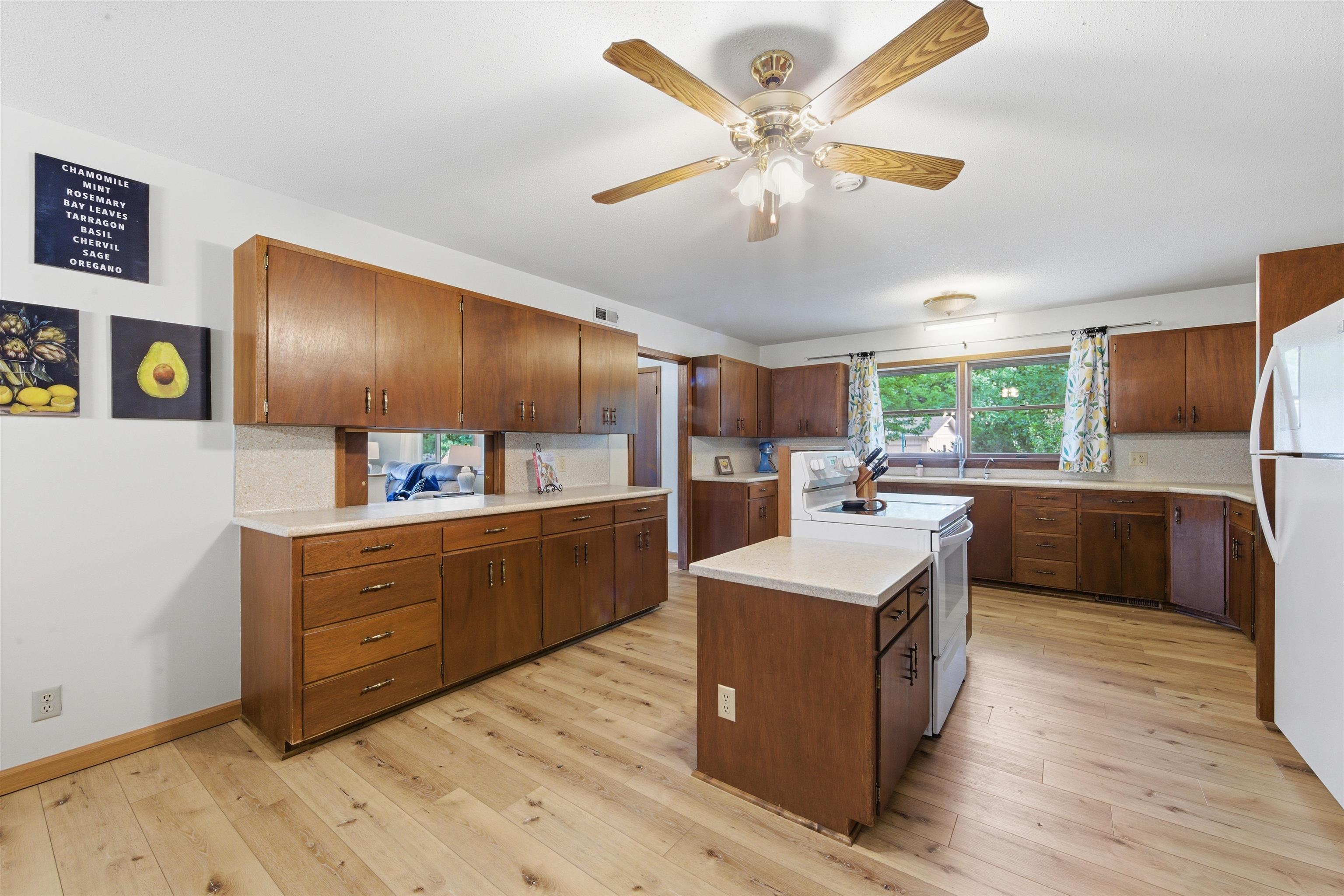 33 Regal Crescent Property Photo 6