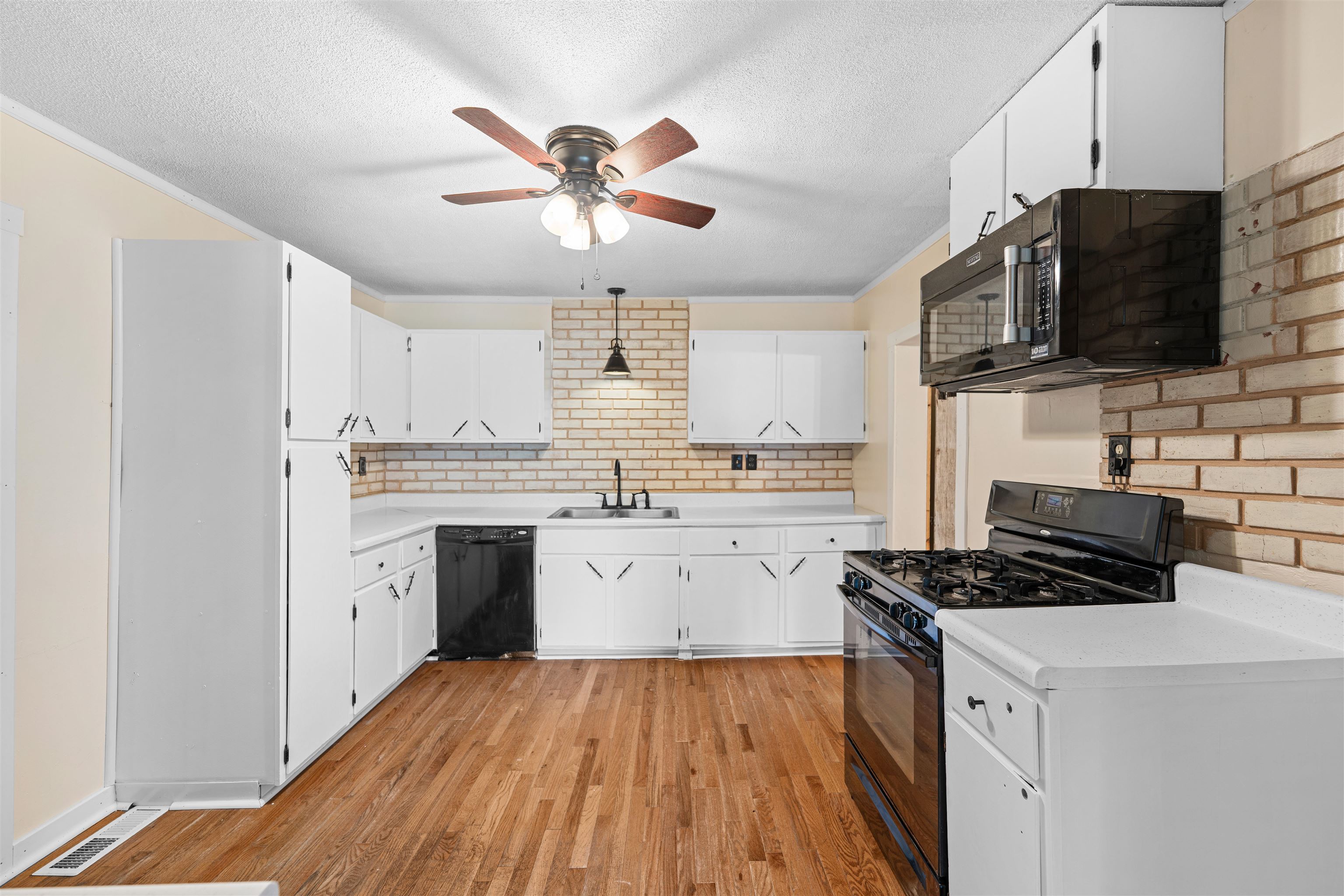 725 Argyle Property Photo 9