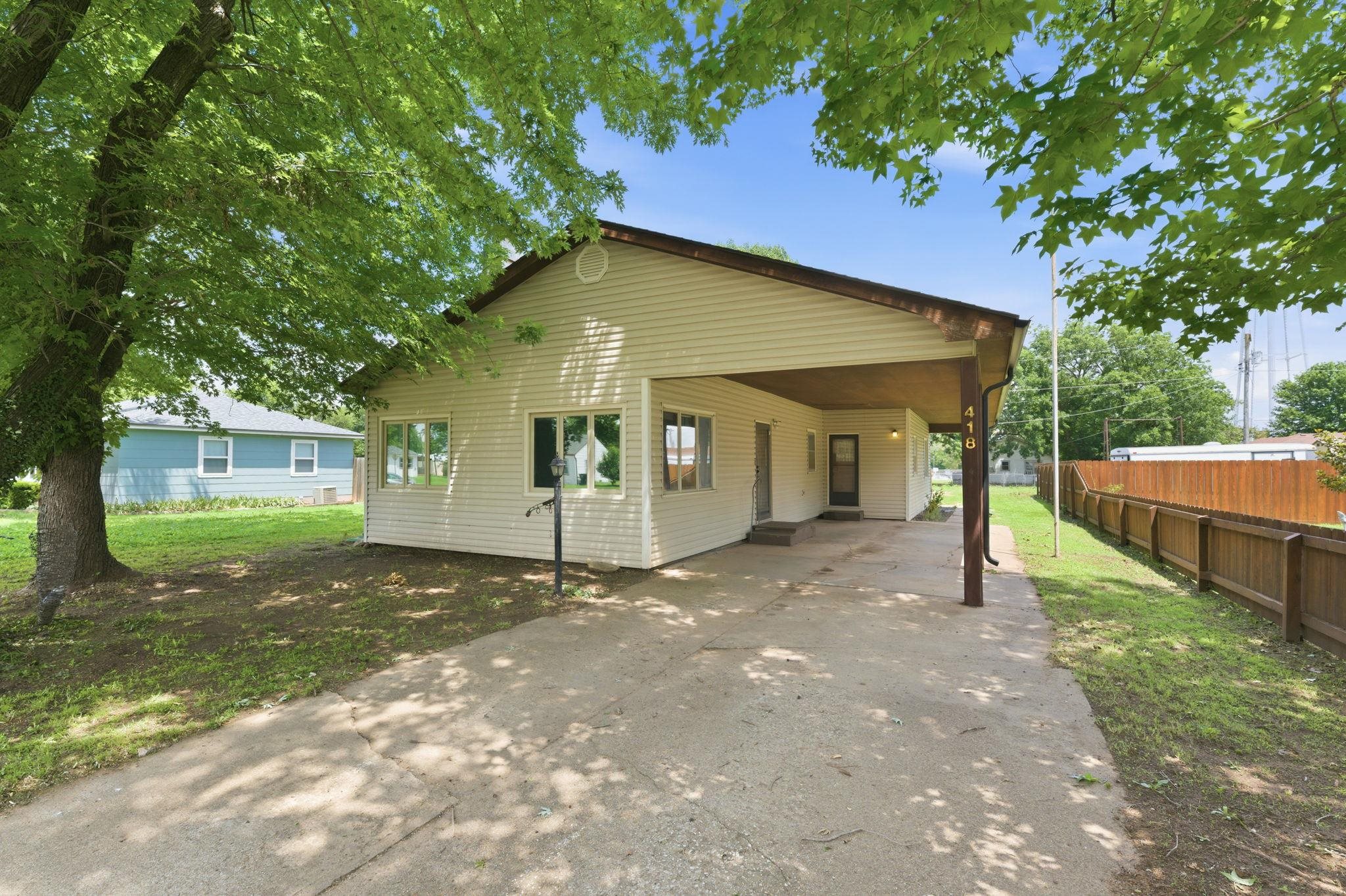 418 S Briarwood Property Photo 4