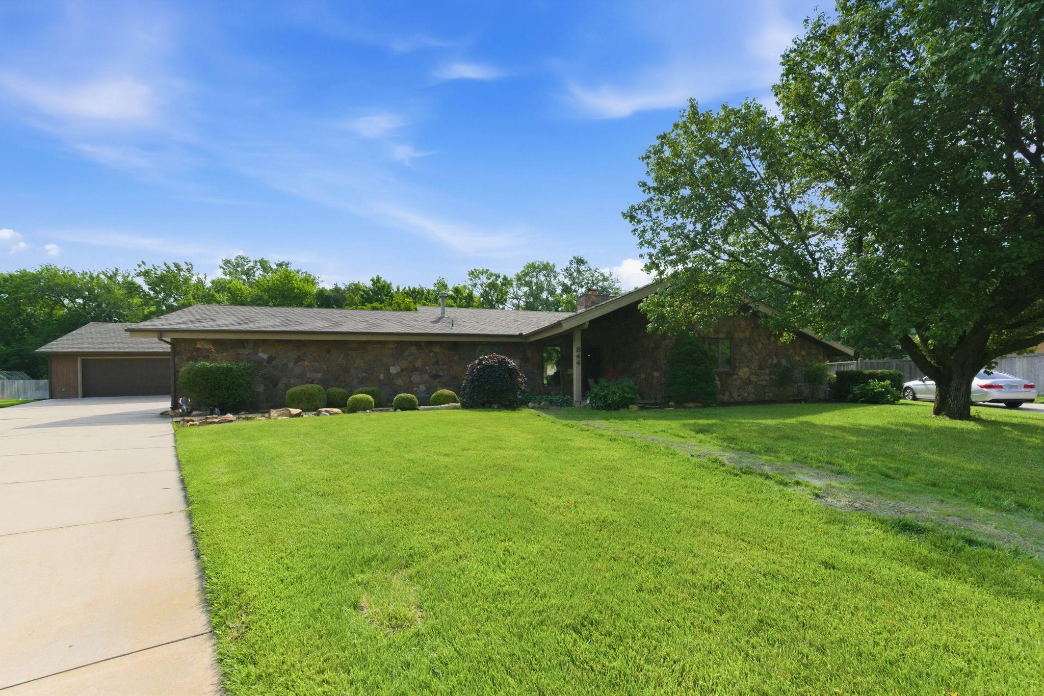 844 N Sandpiper Ct Property Photo 1