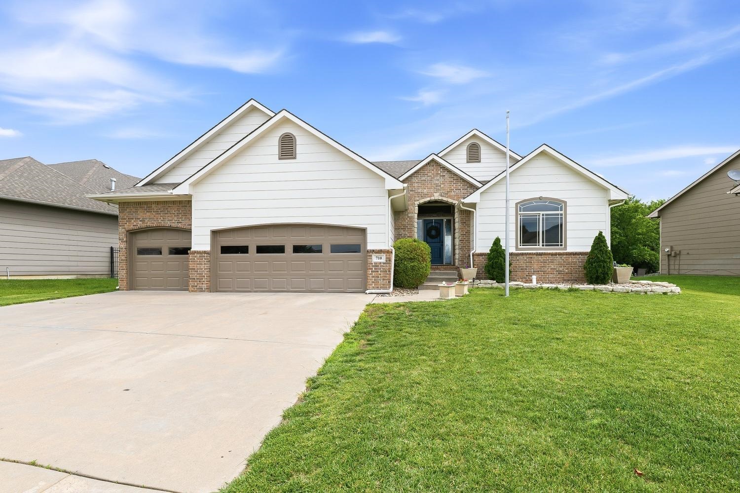 710 W Gatewood Ln Property Photo 1