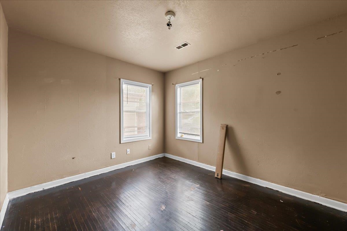 1646 N Poplar Property Photo 8