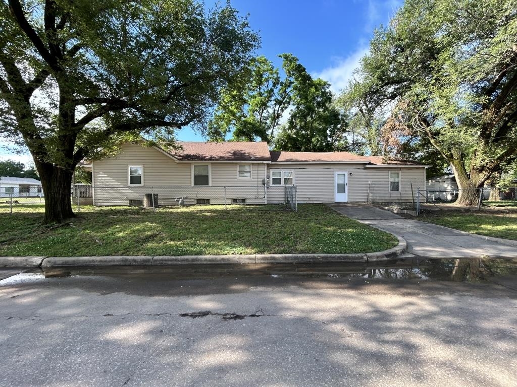 1301 S Vine St Property Photo 3