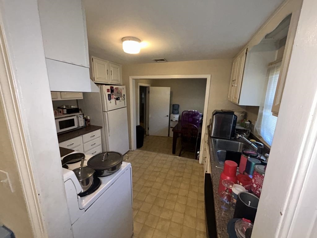 1301 S Vine St Property Photo 6