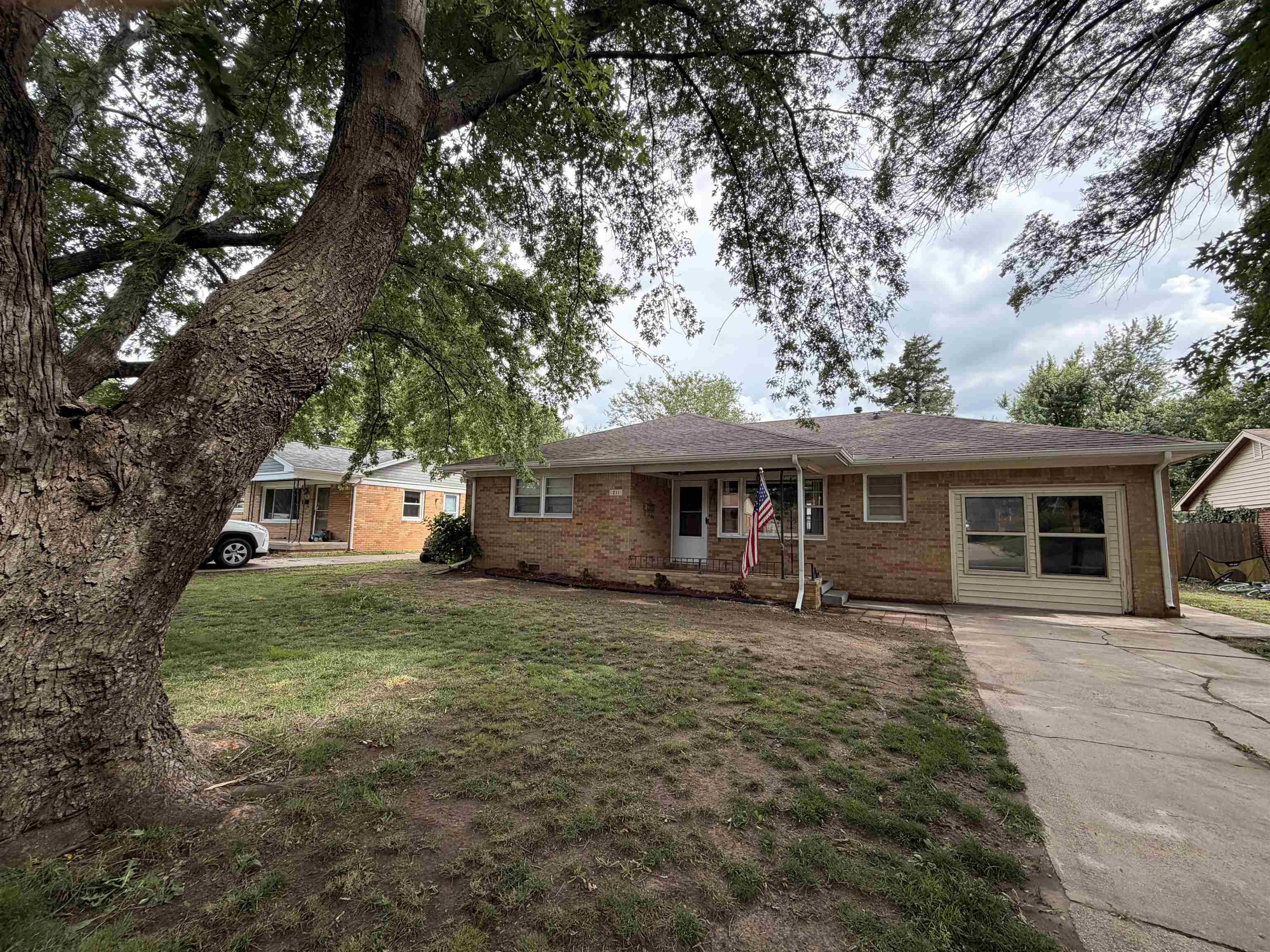 211 E English Property Photo 2
