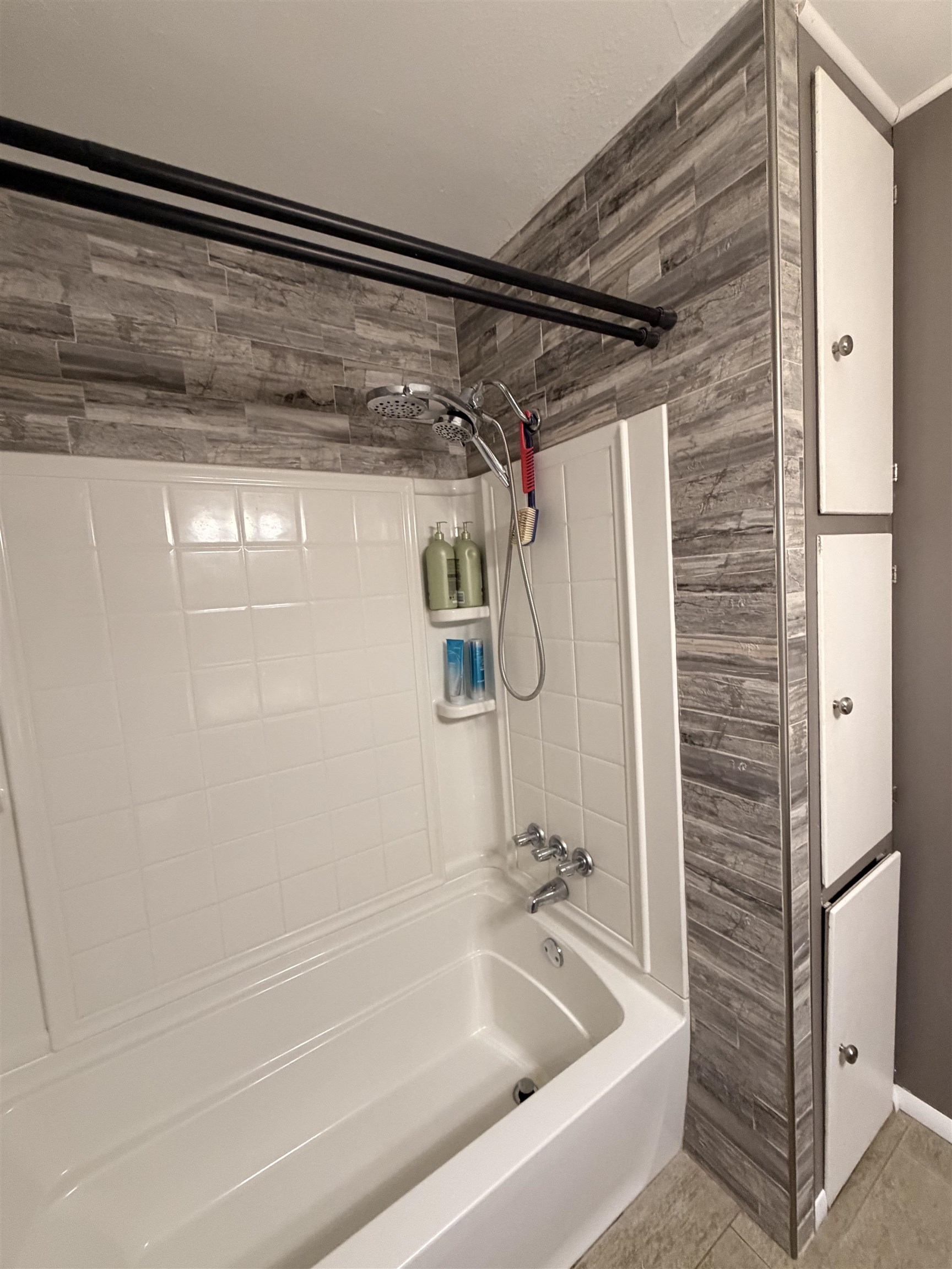 211 E English Property Photo 9