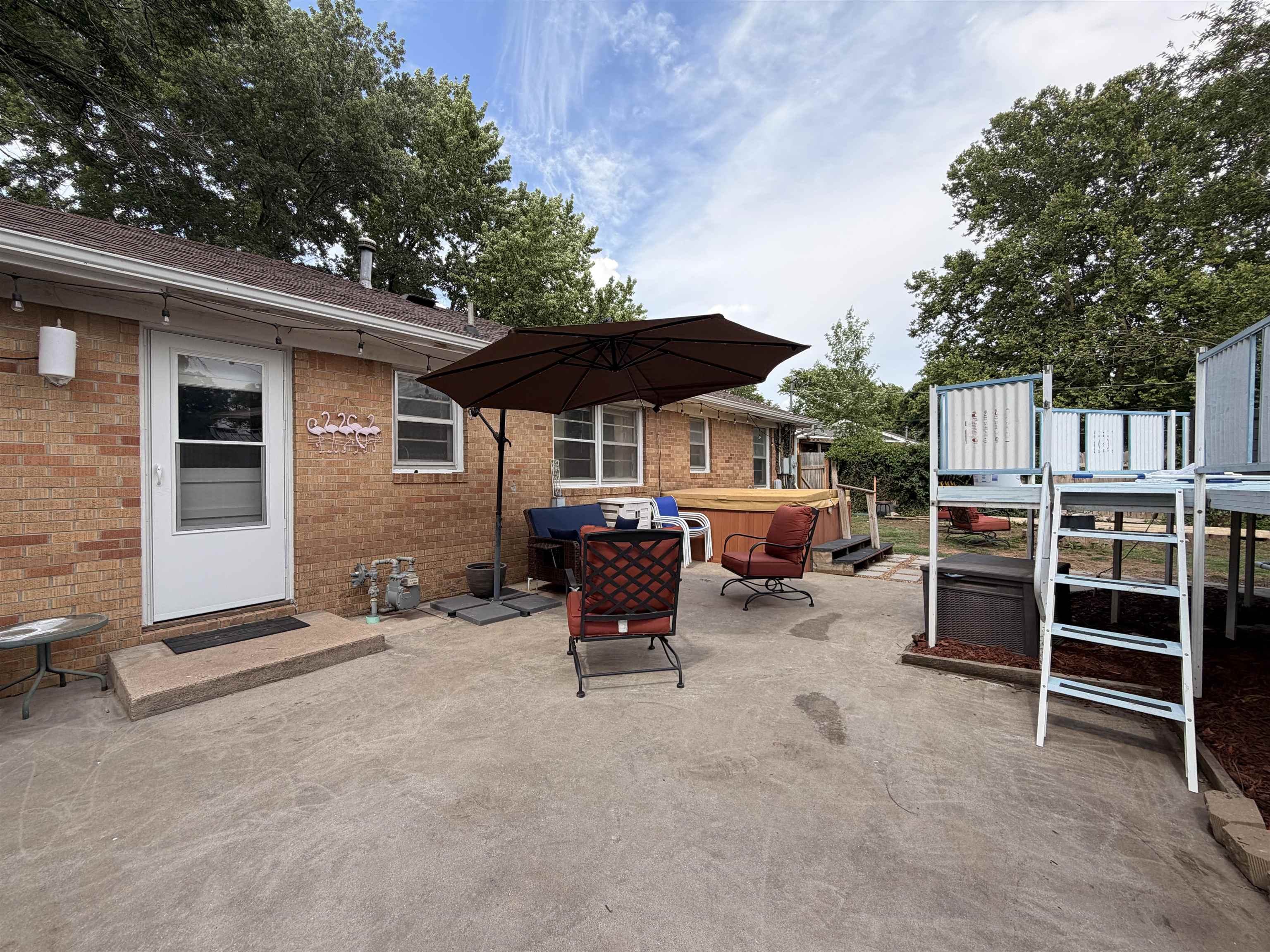211 E English Property Photo 14