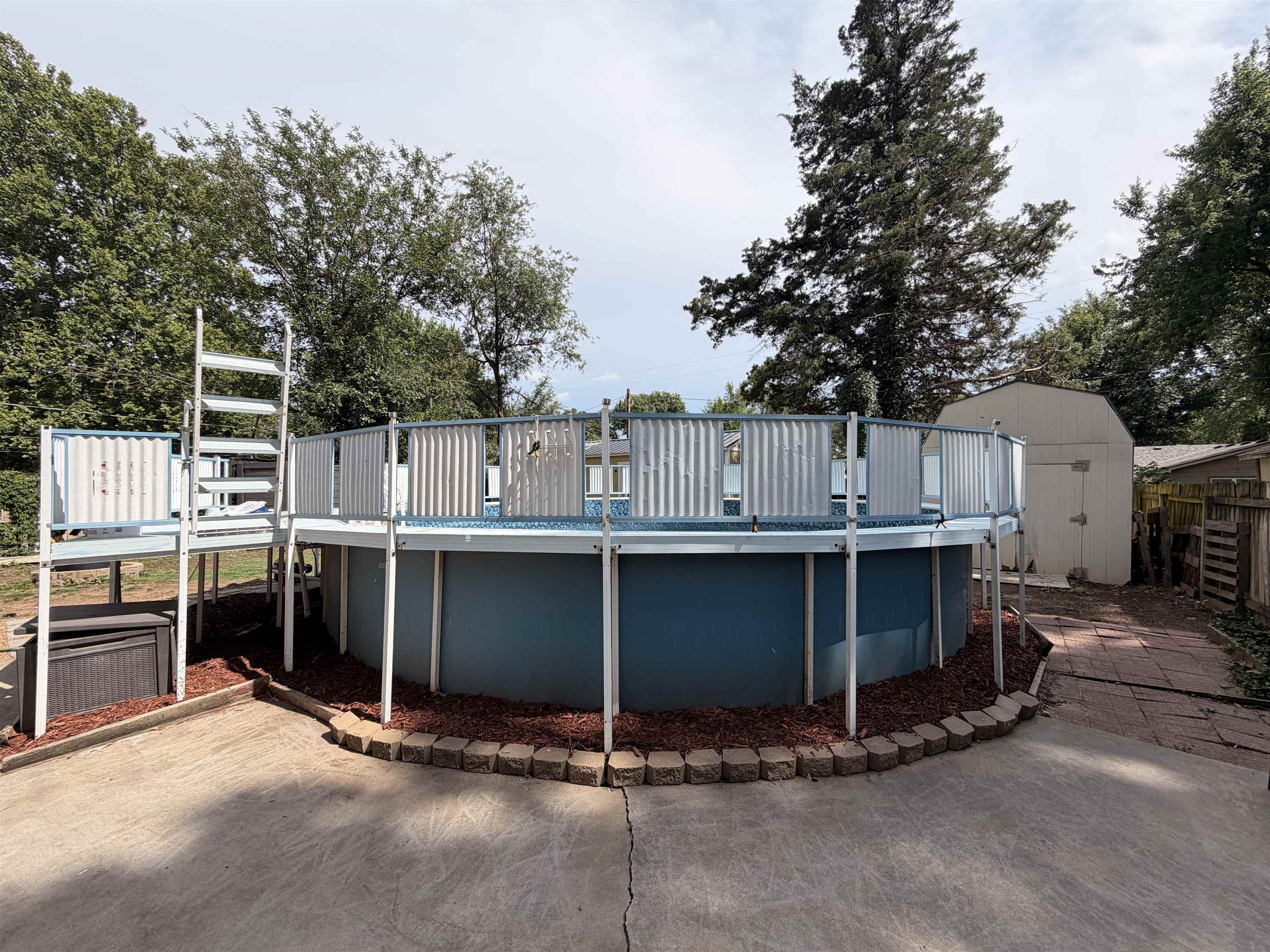 211 E English Property Photo 15