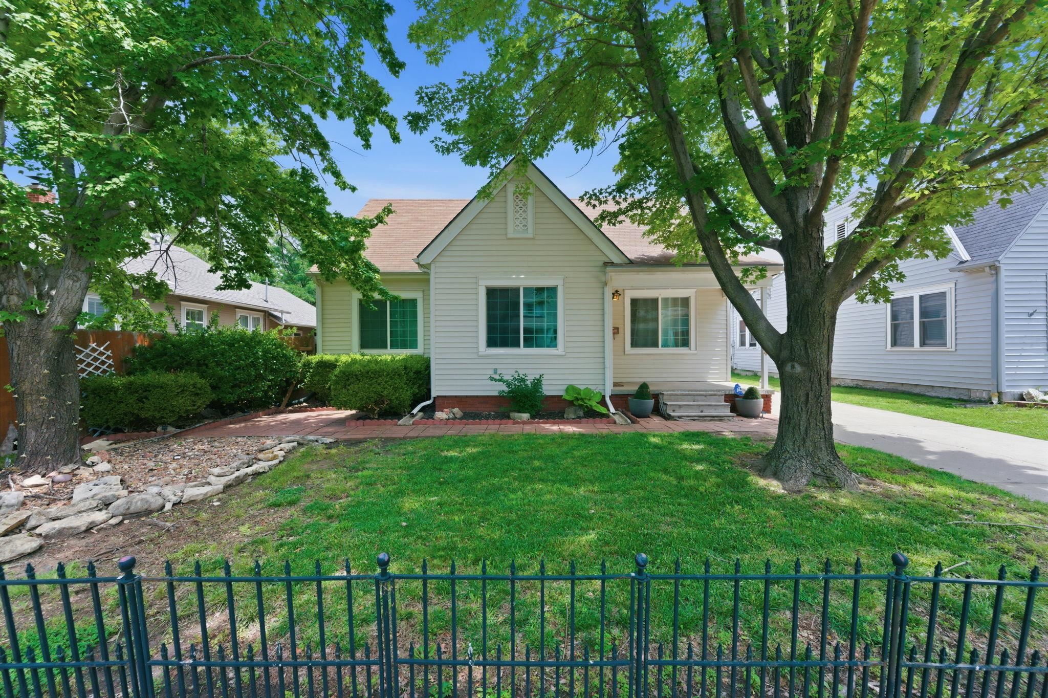 644 S Green St Property Photo 4