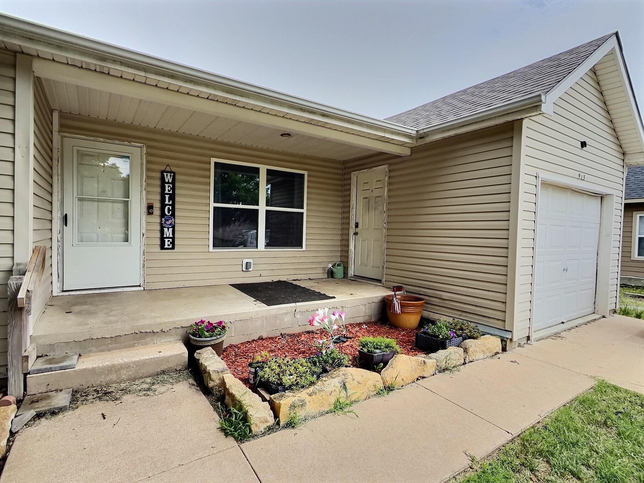913 N C St. Property Photo 2